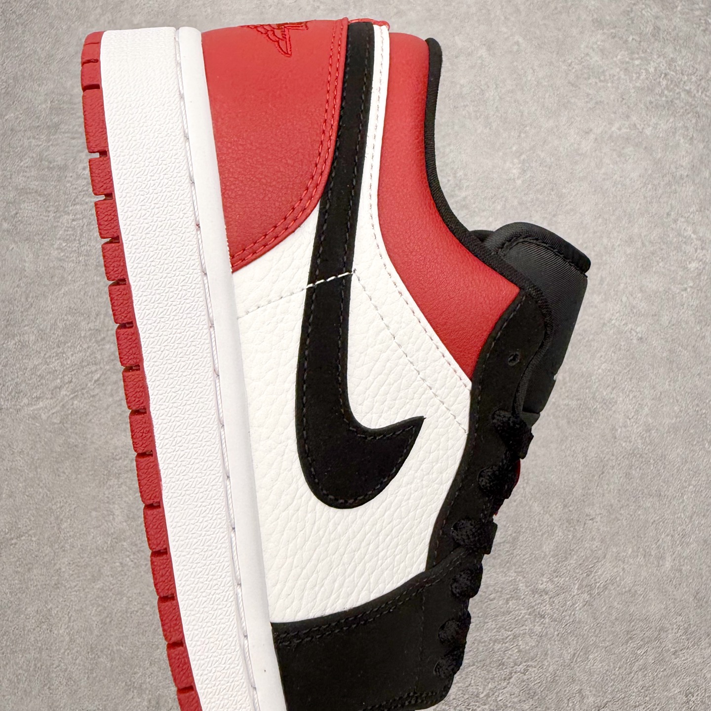 图片[6]-＃小DT Air Jordan AJ1 Low 低帮系列 全新流水线出品 超强性价比 DT版本平替选择 市场第二梯队 全部原鞋开发 原楦原纸板开发 全鞋电脑针车 原厂内置全掌气垫 原盒内在原标 唯一Zp原版鞋带绑法 免检产品 全新2022版型 全头层皮料 完美零毛边处理 原厂配置全掌气垫 价格定位良心 几十个配色陆续出货 实拍调校N版已经零色差零失真 百分百还原实物色彩所见即所得 不存在货不对板色差等低级问题 选购参考实物拍摄 不混卖不参货 只用心做好货严格选品 承诺混一赔十 尺码：36 36.5 37.5 38 38.5 39 40 40.5 41 42 42.5 43 44 44.5 45 46-选品中心