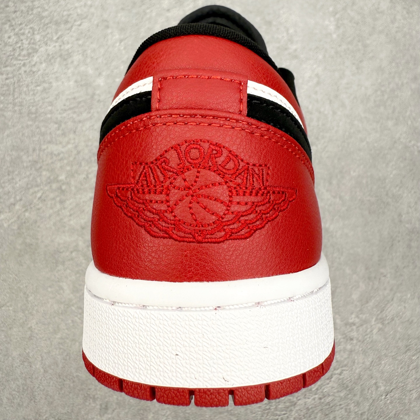 图片[8]-＃小DT Air Jordan AJ1 Low 低帮系列 全新流水线出品 超强性价比 DT版本平替选择 市场第二梯队 全部原鞋开发 原楦原纸板开发 全鞋电脑针车 原厂内置全掌气垫 原盒内在原标 唯一Zp原版鞋带绑法 免检产品 全新2022版型 全头层皮料 完美零毛边处理 原厂配置全掌气垫 价格定位良心 几十个配色陆续出货 实拍调校N版已经零色差零失真 百分百还原实物色彩所见即所得 不存在货不对板色差等低级问题 选购参考实物拍摄 不混卖不参货 只用心做好货严格选品 承诺混一赔十 尺码：36 36.5 37.5 38 38.5 39 40 40.5 41 42 42.5 43 44 44.5 45 46-选品中心