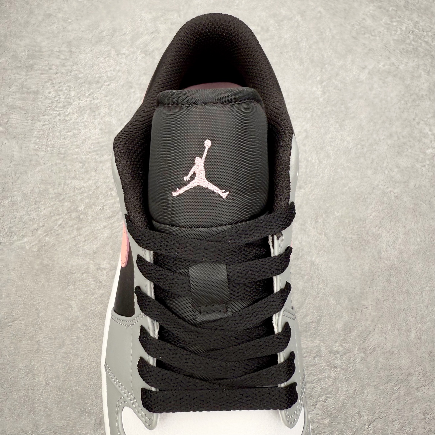 图片[5]-＃小DT Air Jordan AJ1 Low 低帮系列 全新流水线出品 超强性价比 DT版本平替选择 市场第二梯队 全部原鞋开发 原楦原纸板开发 全鞋电脑针车 原厂内置全掌气垫 原盒内在原标 唯一Zp原版鞋带绑法 免检产品 全新2022版型 全头层皮料 完美零毛边处理 原厂配置全掌气垫 价格定位良心 几十个配色陆续出货 实拍调校N版已经零色差零失真 百分百还原实物色彩所见即所得 不存在货不对板色差等低级问题 选购参考实物拍摄 不混卖不参货 只用心做好货严格选品 承诺混一赔十 尺码：36 36.5 37.5 38 38.5 39 40 40.5 41 42 42.5 43 44 44.5 45 46-选品中心