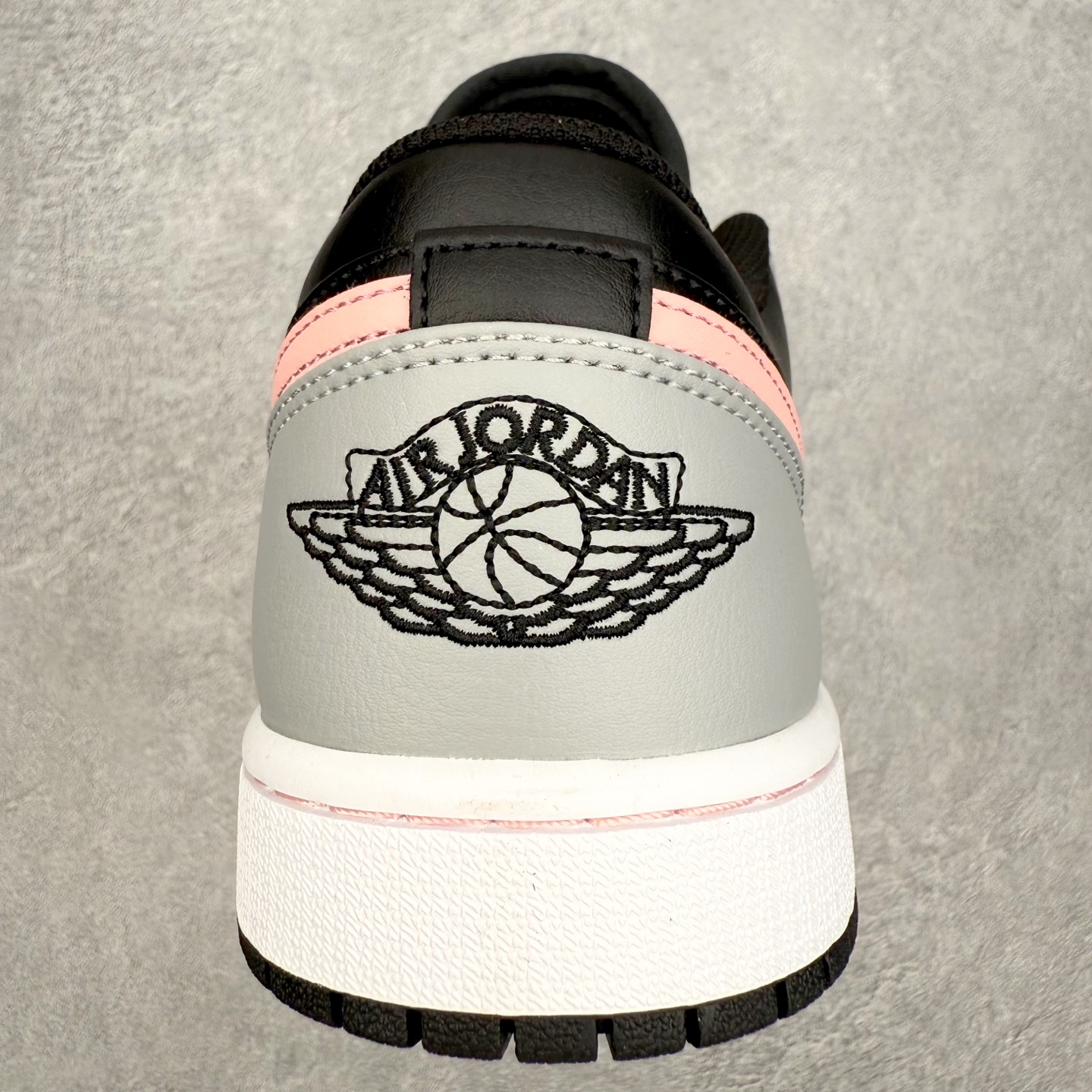 图片[8]-＃小DT Air Jordan AJ1 Low 低帮系列 全新流水线出品 超强性价比 DT版本平替选择 市场第二梯队 全部原鞋开发 原楦原纸板开发 全鞋电脑针车 原厂内置全掌气垫 原盒内在原标 唯一Zp原版鞋带绑法 免检产品 全新2022版型 全头层皮料 完美零毛边处理 原厂配置全掌气垫 价格定位良心 几十个配色陆续出货 实拍调校N版已经零色差零失真 百分百还原实物色彩所见即所得 不存在货不对板色差等低级问题 选购参考实物拍摄 不混卖不参货 只用心做好货严格选品 承诺混一赔十 尺码：36 36.5 37.5 38 38.5 39 40 40.5 41 42 42.5 43 44 44.5 45 46-选品中心