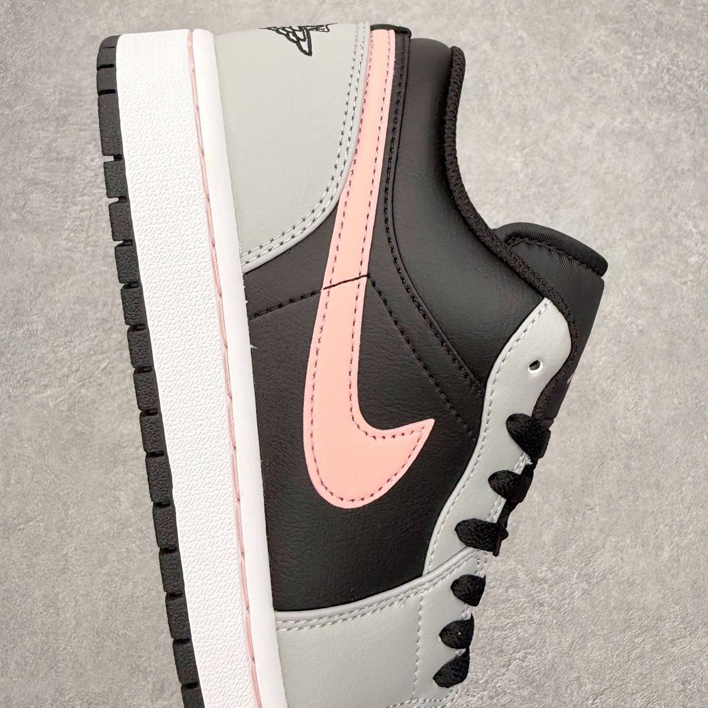 图片[6]-＃小DT Air Jordan AJ1 Low 低帮系列 全新流水线出品 超强性价比 DT版本平替选择 市场第二梯队 全部原鞋开发 原楦原纸板开发 全鞋电脑针车 原厂内置全掌气垫 原盒内在原标 唯一Zp原版鞋带绑法 免检产品 全新2022版型 全头层皮料 完美零毛边处理 原厂配置全掌气垫 价格定位良心 几十个配色陆续出货 实拍调校N版已经零色差零失真 百分百还原实物色彩所见即所得 不存在货不对板色差等低级问题 选购参考实物拍摄 不混卖不参货 只用心做好货严格选品 承诺混一赔十 尺码：36 36.5 37.5 38 38.5 39 40 40.5 41 42 42.5 43 44 44.5 45 46-选品中心