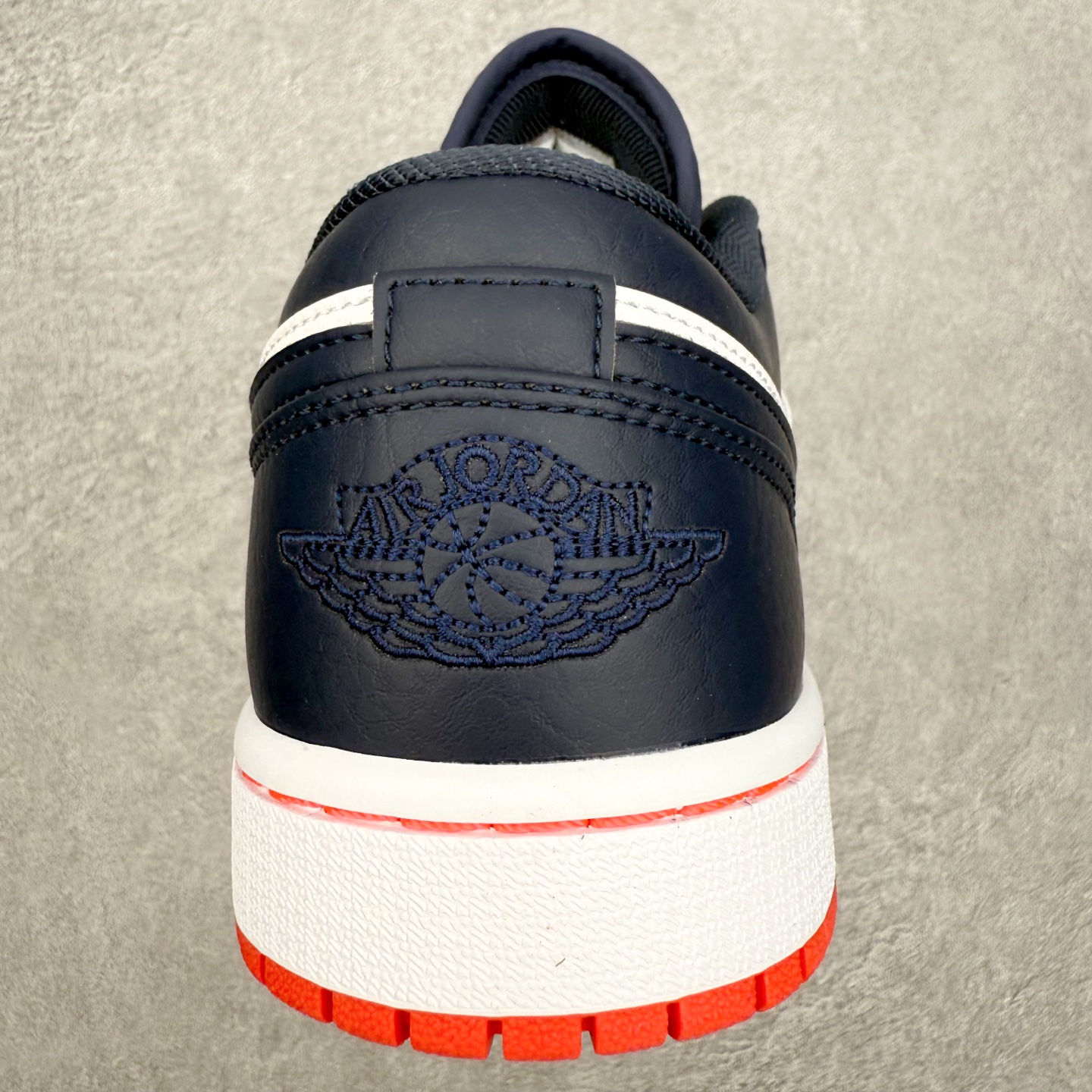 图片[8]-＃小DT Air Jordan AJ1 Low 低帮系列 全新流水线出品 超强性价比 DT版本平替选择 市场第二梯队 全部原鞋开发 原楦原纸板开发 全鞋电脑针车 原厂内置全掌气垫 原盒内在原标 唯一Zp原版鞋带绑法 免检产品 全新2022版型 全头层皮料 完美零毛边处理 原厂配置全掌气垫 价格定位良心 几十个配色陆续出货 实拍调校N版已经零色差零失真 百分百还原实物色彩所见即所得 不存在货不对板色差等低级问题 选购参考实物拍摄 不混卖不参货 只用心做好货严格选品 承诺混一赔十 尺码：36 36.5 37.5 38 38.5 39 40 40.5 41 42 42.5 43 44 44.5 45 46-选品中心