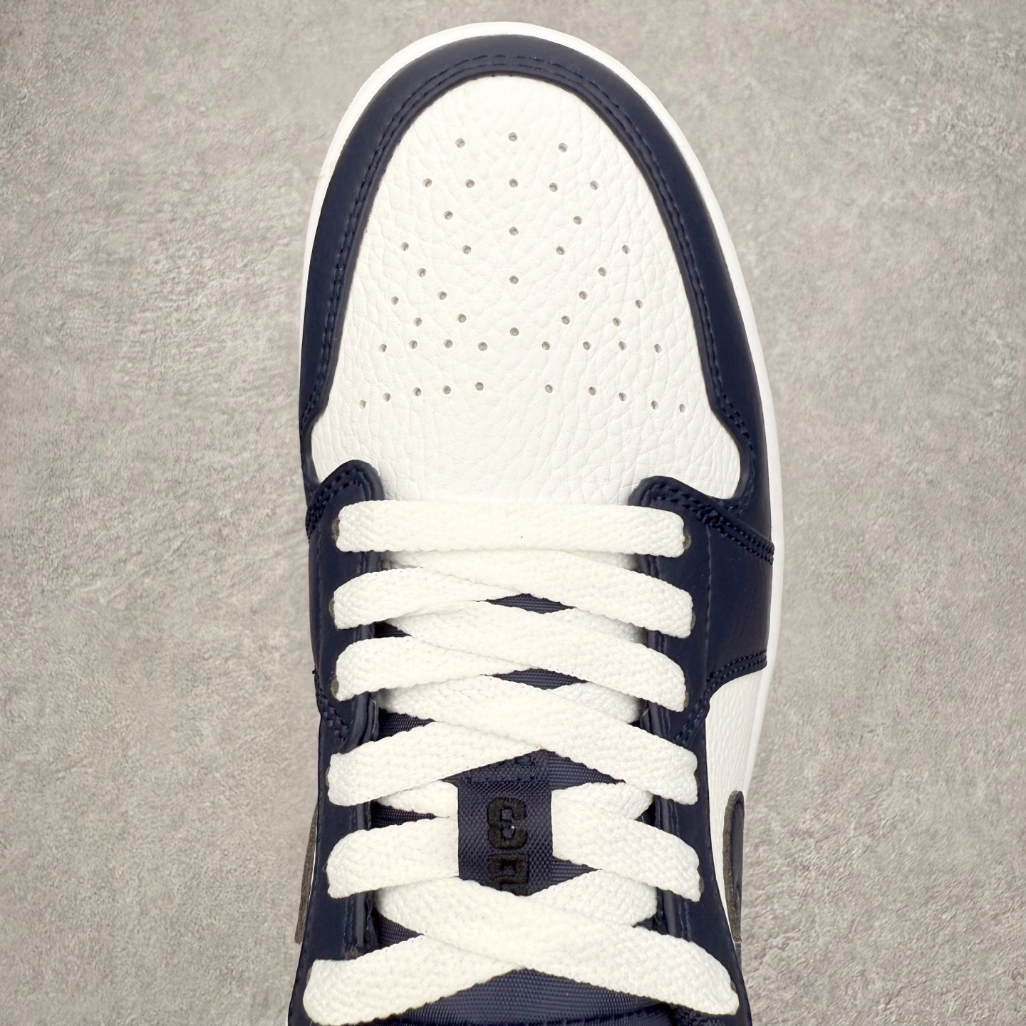 图片[4]-＃小DT Air Jordan AJ1 Low 低帮系列 全新流水线出品 超强性价比 DT版本平替选择 市场第二梯队 全部原鞋开发 原楦原纸板开发 全鞋电脑针车 原厂内置全掌气垫 原盒内在原标 唯一Zp原版鞋带绑法 免检产品 全新2022版型 全头层皮料 完美零毛边处理 原厂配置全掌气垫 价格定位良心 几十个配色陆续出货 实拍调校N版已经零色差零失真 百分百还原实物色彩所见即所得 不存在货不对板色差等低级问题 选购参考实物拍摄 不混卖不参货 只用心做好货严格选品 承诺混一赔十 尺码：36 36.5 37.5 38 38.5 39 40 40.5 41 42 42.5 43 44 44.5 45 46-选品中心