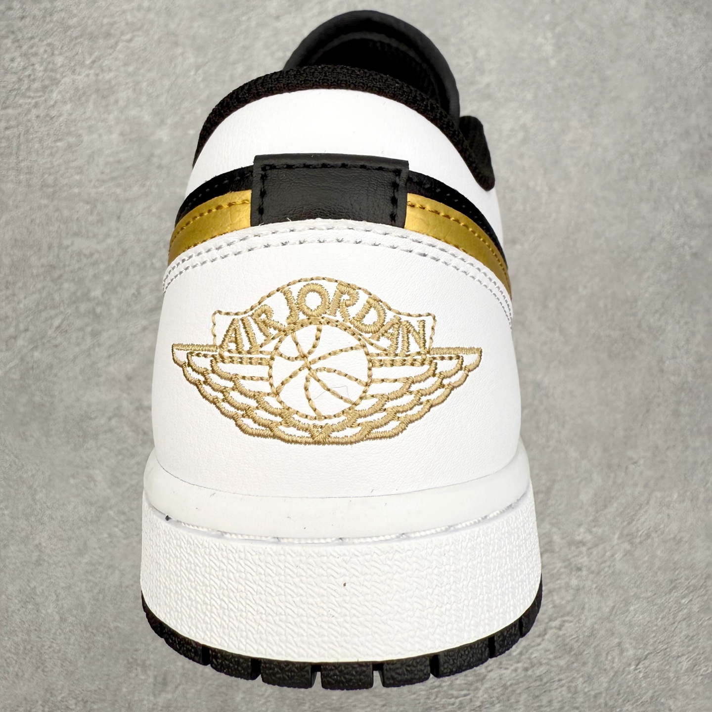 图片[8]-＃小DT Air Jordan AJ1 Low 低帮系列 全新流水线出品 超强性价比 DT版本平替选择 市场第二梯队 全部原鞋开发 原楦原纸板开发 全鞋电脑针车 原厂内置全掌气垫 原盒内在原标 唯一Zp原版鞋带绑法 免检产品 全新2022版型 全头层皮料 完美零毛边处理 原厂配置全掌气垫 价格定位良心 几十个配色陆续出货 实拍调校N版已经零色差零失真 百分百还原实物色彩所见即所得 不存在货不对板色差等低级问题 选购参考实物拍摄 不混卖不参货 只用心做好货严格选品 承诺混一赔十 尺码：36 36.5 37.5 38 38.5 39 40 40.5 41 42 42.5 43 44 44.5 45 46-选品中心