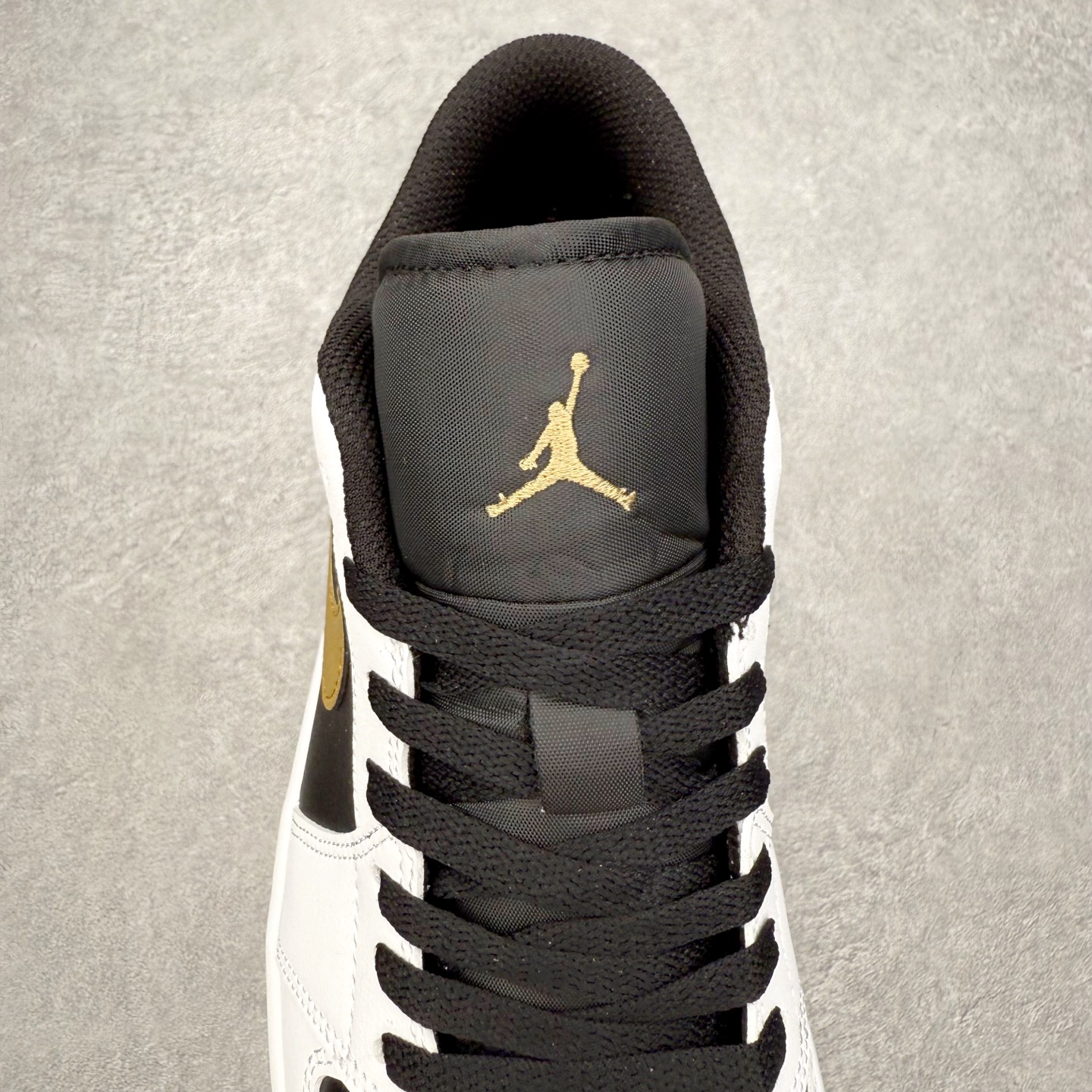 图片[5]-＃小DT Air Jordan AJ1 Low 低帮系列 全新流水线出品 超强性价比 DT版本平替选择 市场第二梯队 全部原鞋开发 原楦原纸板开发 全鞋电脑针车 原厂内置全掌气垫 原盒内在原标 唯一Zp原版鞋带绑法 免检产品 全新2022版型 全头层皮料 完美零毛边处理 原厂配置全掌气垫 价格定位良心 几十个配色陆续出货 实拍调校N版已经零色差零失真 百分百还原实物色彩所见即所得 不存在货不对板色差等低级问题 选购参考实物拍摄 不混卖不参货 只用心做好货严格选品 承诺混一赔十 尺码：36 36.5 37.5 38 38.5 39 40 40.5 41 42 42.5 43 44 44.5 45 46-选品中心