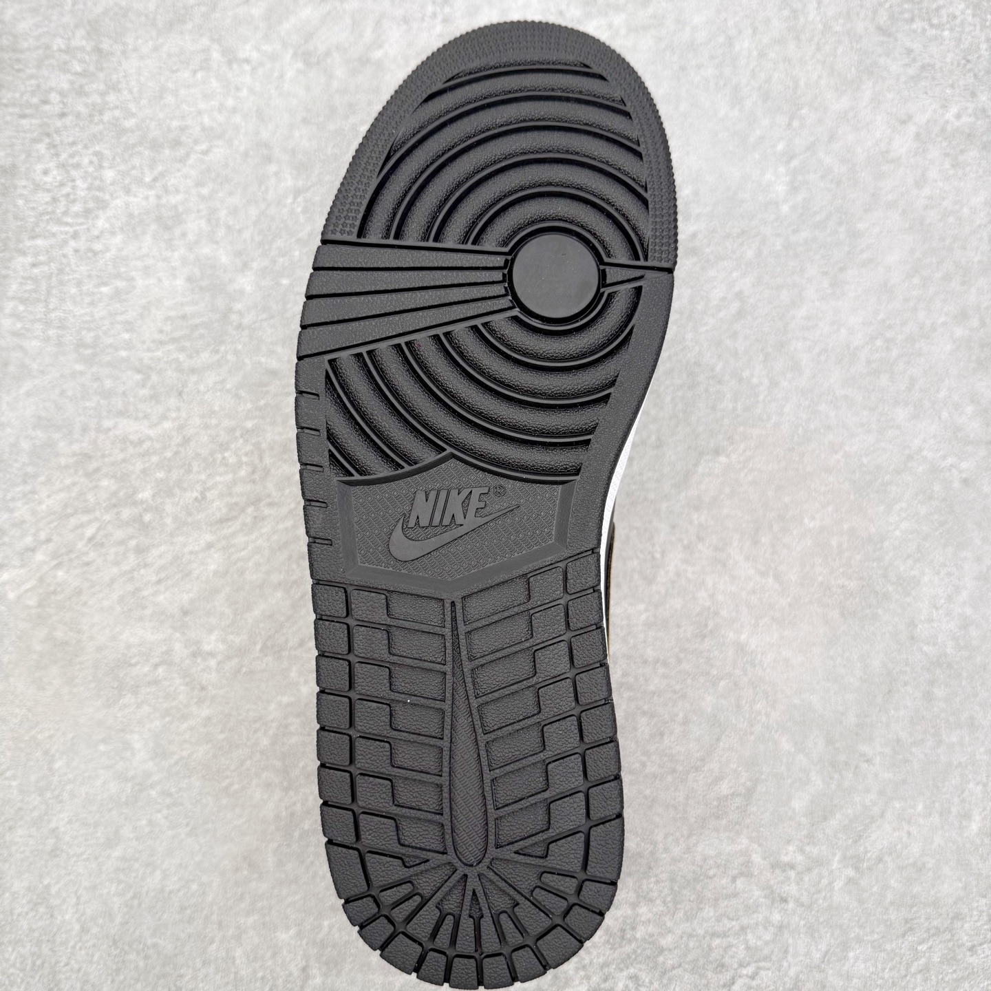 图片[9]-＃小DT Air Jordan AJ1 Low 低帮系列 全新流水线出品 超强性价比 DT版本平替选择 市场第二梯队 全部原鞋开发 原楦原纸板开发 全鞋电脑针车 原厂内置全掌气垫 原盒内在原标 唯一Zp原版鞋带绑法 免检产品 全新2022版型 全头层皮料 完美零毛边处理 原厂配置全掌气垫 价格定位良心 几十个配色陆续出货 实拍调校N版已经零色差零失真 百分百还原实物色彩所见即所得 不存在货不对板色差等低级问题 选购参考实物拍摄 不混卖不参货 只用心做好货严格选品 承诺混一赔十 尺码：36 36.5 37.5 38 38.5 39 40 40.5 41 42 42.5 43 44 44.5 45 46-选品中心