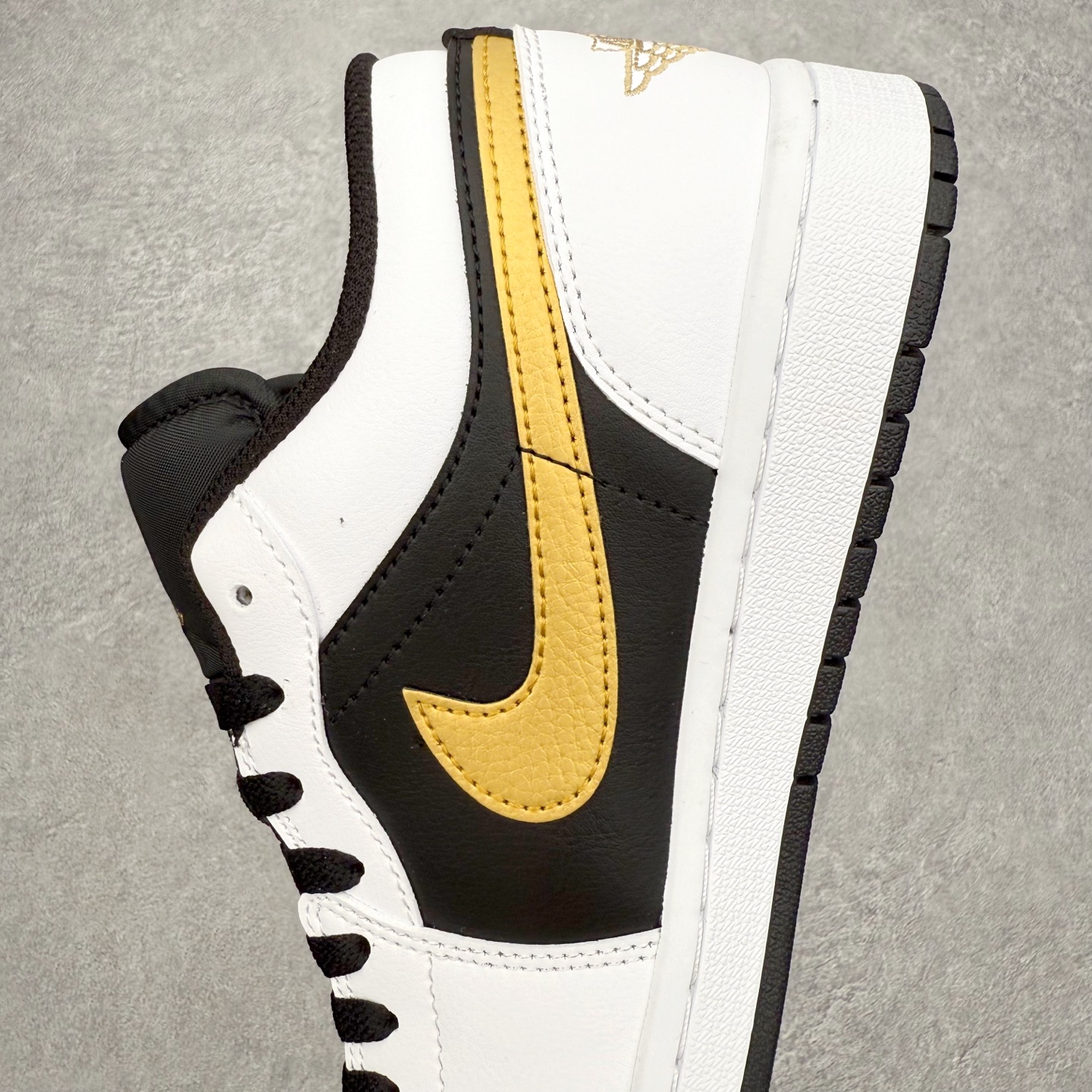 图片[7]-＃小DT Air Jordan AJ1 Low 低帮系列 全新流水线出品 超强性价比 DT版本平替选择 市场第二梯队 全部原鞋开发 原楦原纸板开发 全鞋电脑针车 原厂内置全掌气垫 原盒内在原标 唯一Zp原版鞋带绑法 免检产品 全新2022版型 全头层皮料 完美零毛边处理 原厂配置全掌气垫 价格定位良心 几十个配色陆续出货 实拍调校N版已经零色差零失真 百分百还原实物色彩所见即所得 不存在货不对板色差等低级问题 选购参考实物拍摄 不混卖不参货 只用心做好货严格选品 承诺混一赔十 尺码：36 36.5 37.5 38 38.5 39 40 40.5 41 42 42.5 43 44 44.5 45 46-选品中心