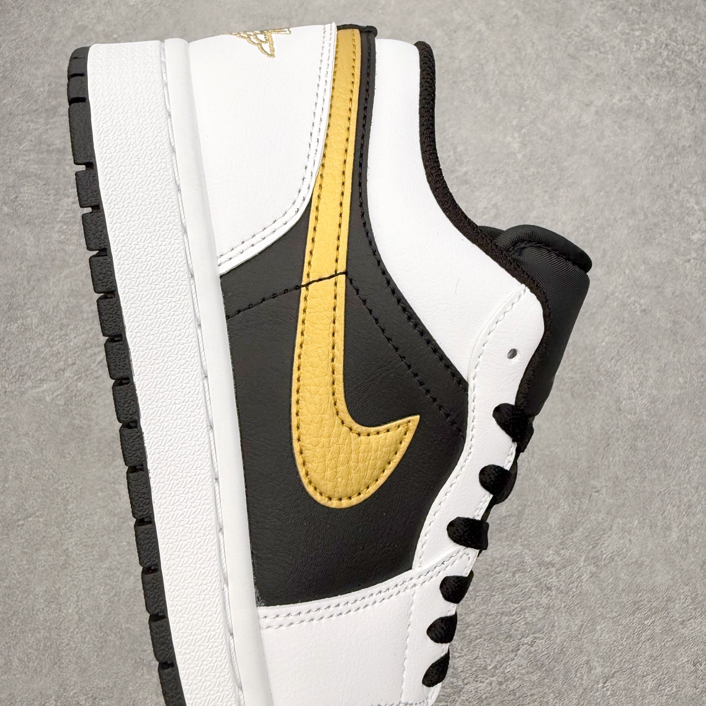 图片[6]-＃小DT Air Jordan AJ1 Low 低帮系列 全新流水线出品 超强性价比 DT版本平替选择 市场第二梯队 全部原鞋开发 原楦原纸板开发 全鞋电脑针车 原厂内置全掌气垫 原盒内在原标 唯一Zp原版鞋带绑法 免检产品 全新2022版型 全头层皮料 完美零毛边处理 原厂配置全掌气垫 价格定位良心 几十个配色陆续出货 实拍调校N版已经零色差零失真 百分百还原实物色彩所见即所得 不存在货不对板色差等低级问题 选购参考实物拍摄 不混卖不参货 只用心做好货严格选品 承诺混一赔十 尺码：36 36.5 37.5 38 38.5 39 40 40.5 41 42 42.5 43 44 44.5 45 46-选品中心