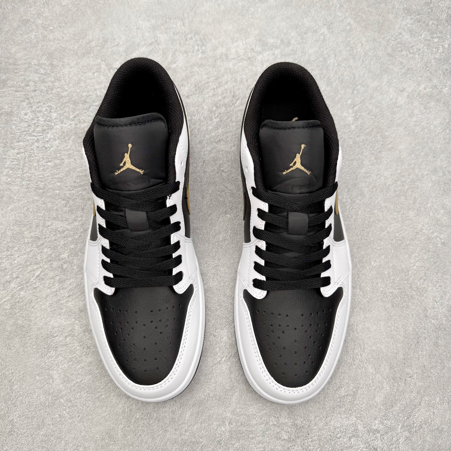 图片[2]-＃小DT Air Jordan AJ1 Low 低帮系列 全新流水线出品 超强性价比 DT版本平替选择 市场第二梯队 全部原鞋开发 原楦原纸板开发 全鞋电脑针车 原厂内置全掌气垫 原盒内在原标 唯一Zp原版鞋带绑法 免检产品 全新2022版型 全头层皮料 完美零毛边处理 原厂配置全掌气垫 价格定位良心 几十个配色陆续出货 实拍调校N版已经零色差零失真 百分百还原实物色彩所见即所得 不存在货不对板色差等低级问题 选购参考实物拍摄 不混卖不参货 只用心做好货严格选品 承诺混一赔十 尺码：36 36.5 37.5 38 38.5 39 40 40.5 41 42 42.5 43 44 44.5 45 46-选品中心