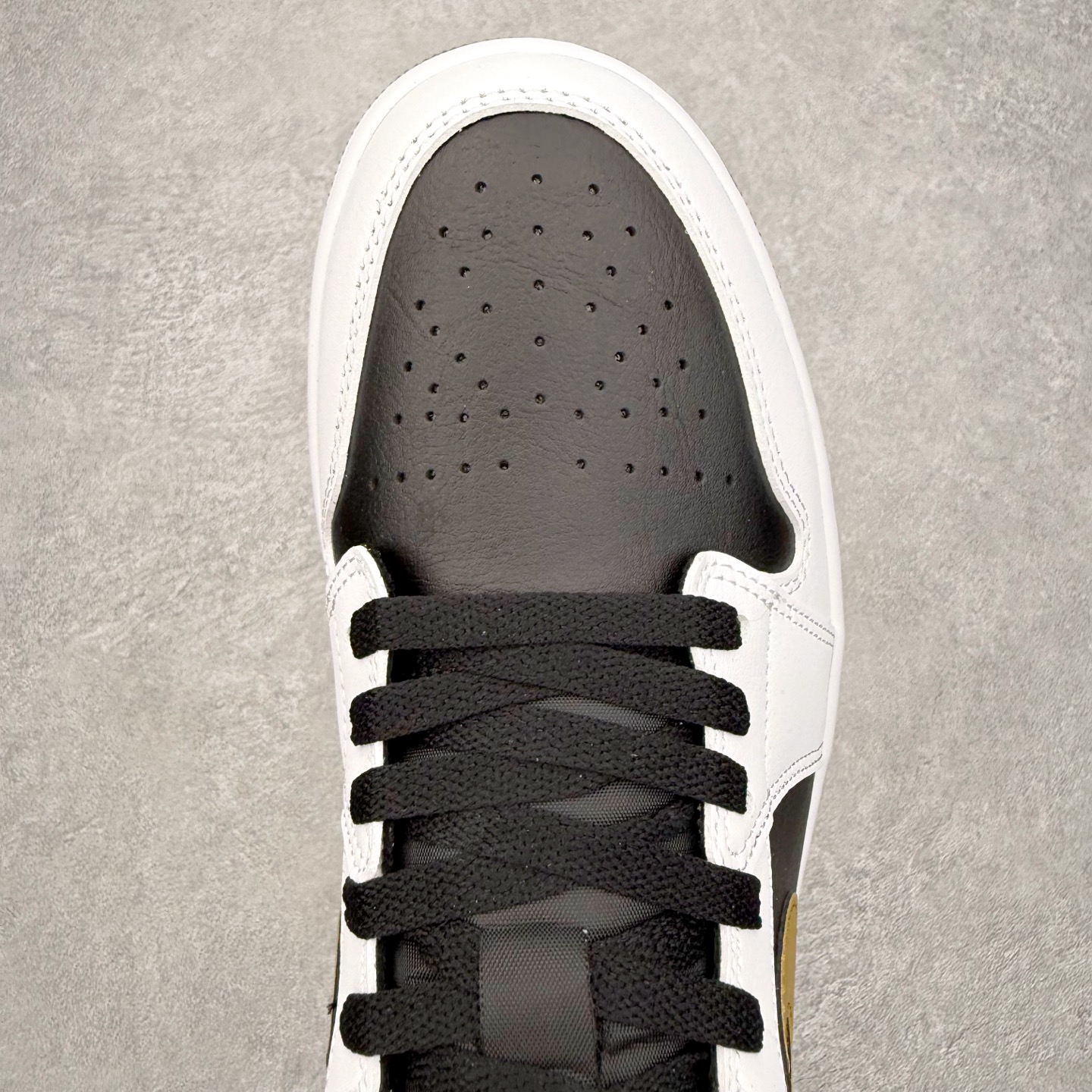 图片[4]-＃小DT Air Jordan AJ1 Low 低帮系列 全新流水线出品 超强性价比 DT版本平替选择 市场第二梯队 全部原鞋开发 原楦原纸板开发 全鞋电脑针车 原厂内置全掌气垫 原盒内在原标 唯一Zp原版鞋带绑法 免检产品 全新2022版型 全头层皮料 完美零毛边处理 原厂配置全掌气垫 价格定位良心 几十个配色陆续出货 实拍调校N版已经零色差零失真 百分百还原实物色彩所见即所得 不存在货不对板色差等低级问题 选购参考实物拍摄 不混卖不参货 只用心做好货严格选品 承诺混一赔十 尺码：36 36.5 37.5 38 38.5 39 40 40.5 41 42 42.5 43 44 44.5 45 46-选品中心