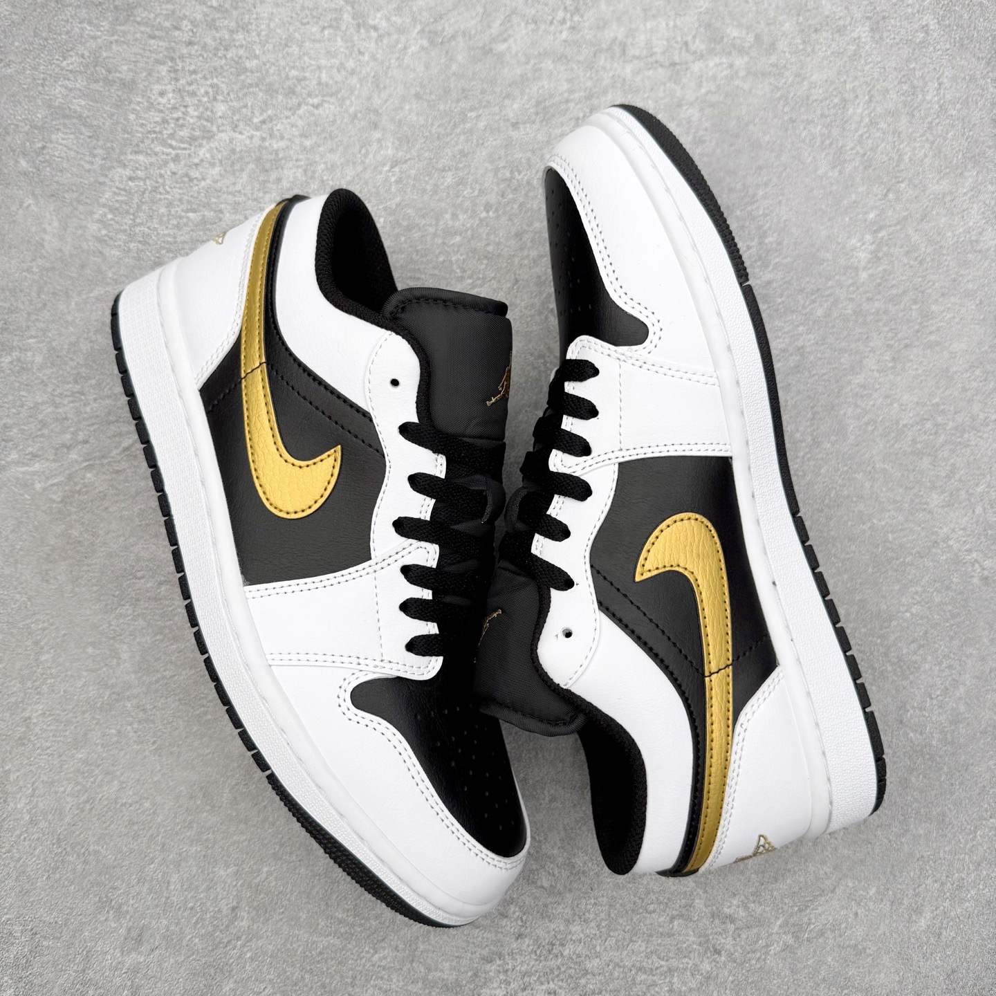 图片[3]-＃小DT Air Jordan AJ1 Low 低帮系列 全新流水线出品 超强性价比 DT版本平替选择 市场第二梯队 全部原鞋开发 原楦原纸板开发 全鞋电脑针车 原厂内置全掌气垫 原盒内在原标 唯一Zp原版鞋带绑法 免检产品 全新2022版型 全头层皮料 完美零毛边处理 原厂配置全掌气垫 价格定位良心 几十个配色陆续出货 实拍调校N版已经零色差零失真 百分百还原实物色彩所见即所得 不存在货不对板色差等低级问题 选购参考实物拍摄 不混卖不参货 只用心做好货严格选品 承诺混一赔十 尺码：36 36.5 37.5 38 38.5 39 40 40.5 41 42 42.5 43 44 44.5 45 46-选品中心