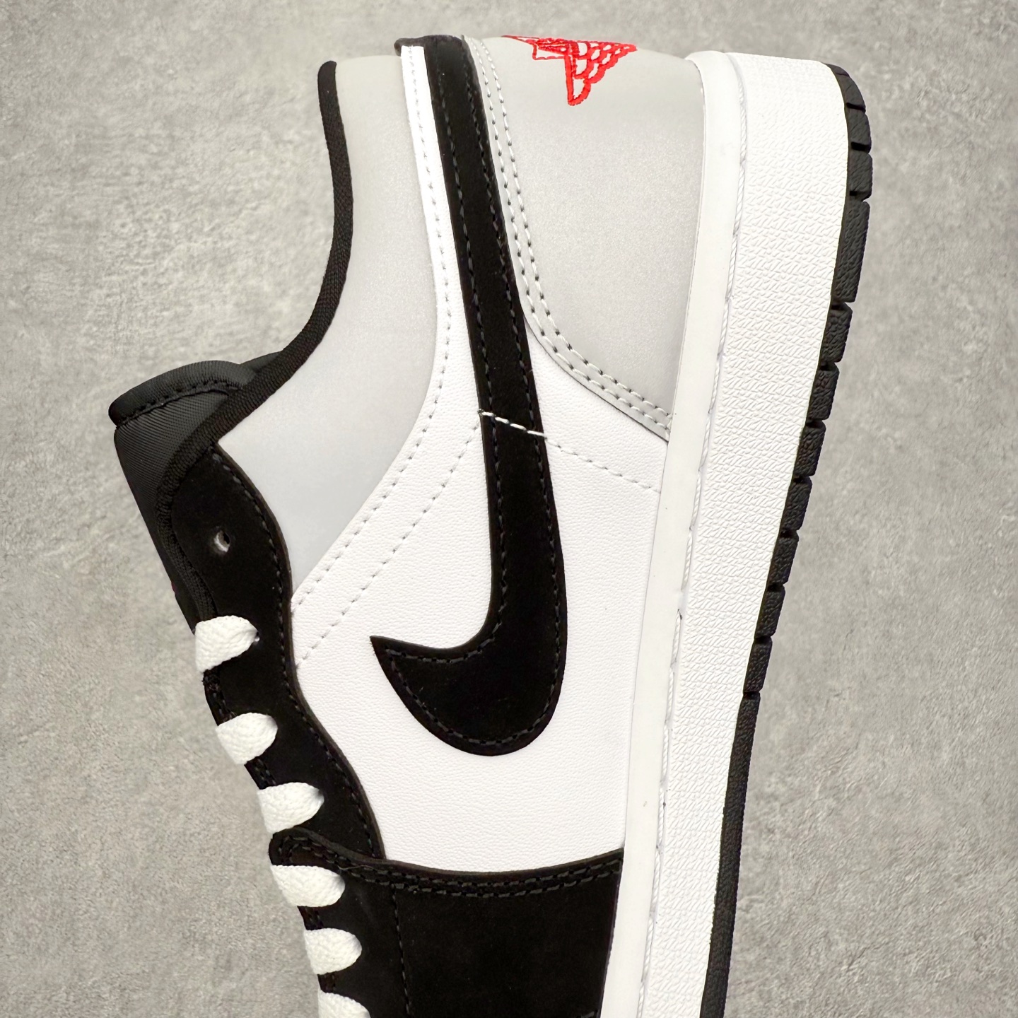 图片[7]-＃小DT Air Jordan AJ1 Low 低帮系列 全新流水线出品 超强性价比 DT版本平替选择 市场第二梯队 全部原鞋开发 原楦原纸板开发 全鞋电脑针车 原厂内置全掌气垫 原盒内在原标 唯一Zp原版鞋带绑法 免检产品 全新2022版型 全头层皮料 完美零毛边处理 原厂配置全掌气垫 价格定位良心 几十个配色陆续出货 实拍调校N版已经零色差零失真 百分百还原实物色彩所见即所得 不存在货不对板色差等低级问题 选购参考实物拍摄 不混卖不参货 只用心做好货严格选品 承诺混一赔十 尺码：36 36.5 37.5 38 38.5 39 40 40.5 41 42 42.5 43 44 44.5 45 46-选品中心