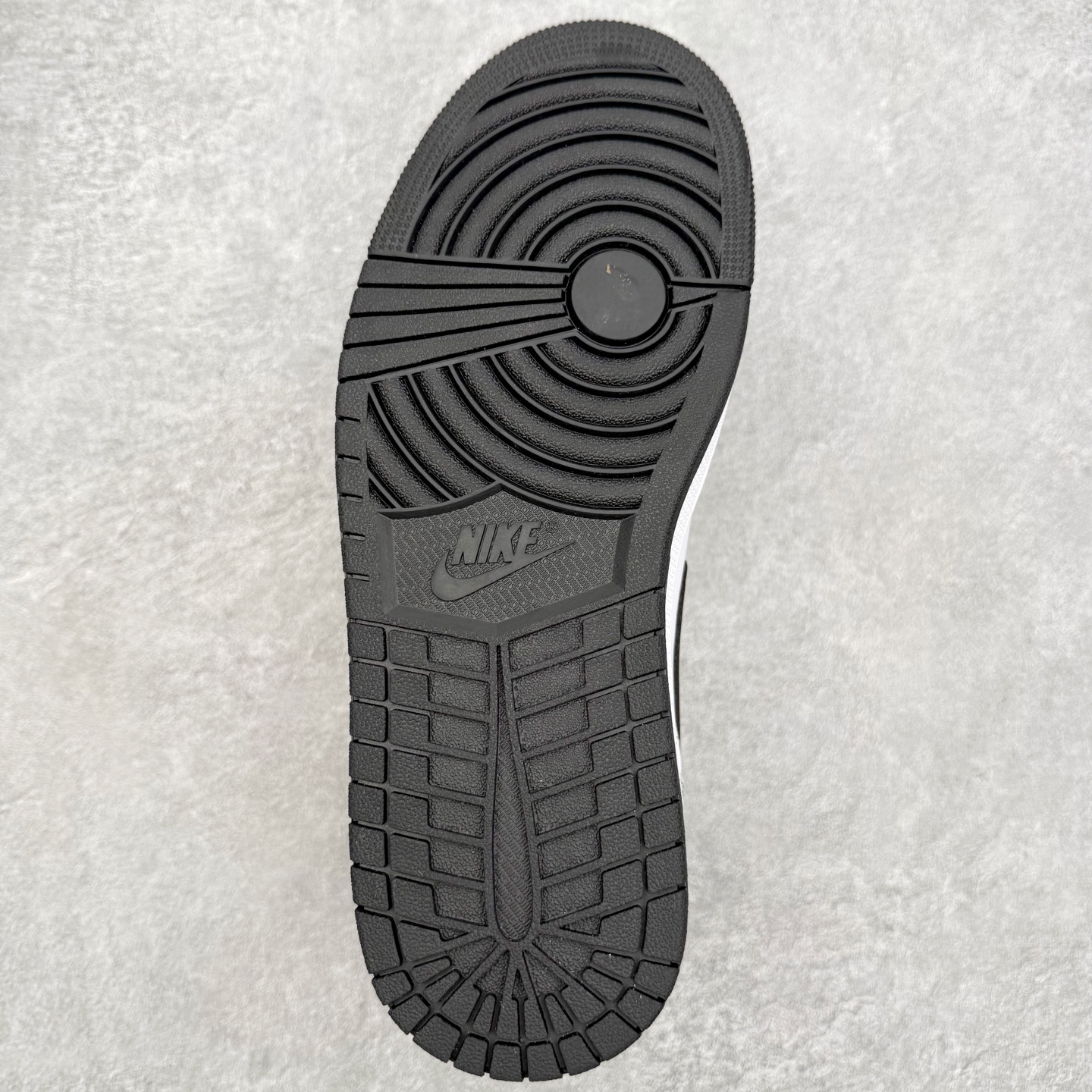 图片[9]-＃小DT Air Jordan AJ1 Low 低帮系列 全新流水线出品 超强性价比 DT版本平替选择 市场第二梯队 全部原鞋开发 原楦原纸板开发 全鞋电脑针车 原厂内置全掌气垫 原盒内在原标 唯一Zp原版鞋带绑法 免检产品 全新2022版型 全头层皮料 完美零毛边处理 原厂配置全掌气垫 价格定位良心 几十个配色陆续出货 实拍调校N版已经零色差零失真 百分百还原实物色彩所见即所得 不存在货不对板色差等低级问题 选购参考实物拍摄 不混卖不参货 只用心做好货严格选品 承诺混一赔十 尺码：36 36.5 37.5 38 38.5 39 40 40.5 41 42 42.5 43 44 44.5 45 46-选品中心