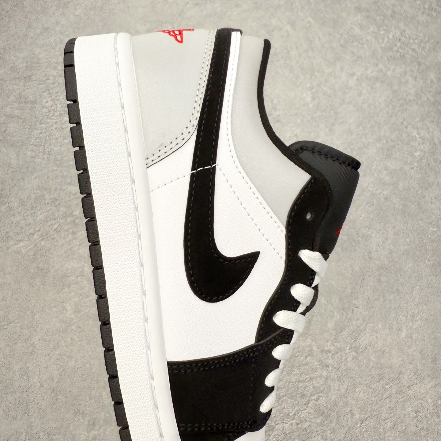 图片[6]-＃小DT Air Jordan AJ1 Low 低帮系列 全新流水线出品 超强性价比 DT版本平替选择 市场第二梯队 全部原鞋开发 原楦原纸板开发 全鞋电脑针车 原厂内置全掌气垫 原盒内在原标 唯一Zp原版鞋带绑法 免检产品 全新2022版型 全头层皮料 完美零毛边处理 原厂配置全掌气垫 价格定位良心 几十个配色陆续出货 实拍调校N版已经零色差零失真 百分百还原实物色彩所见即所得 不存在货不对板色差等低级问题 选购参考实物拍摄 不混卖不参货 只用心做好货严格选品 承诺混一赔十 尺码：36 36.5 37.5 38 38.5 39 40 40.5 41 42 42.5 43 44 44.5 45 46-选品中心