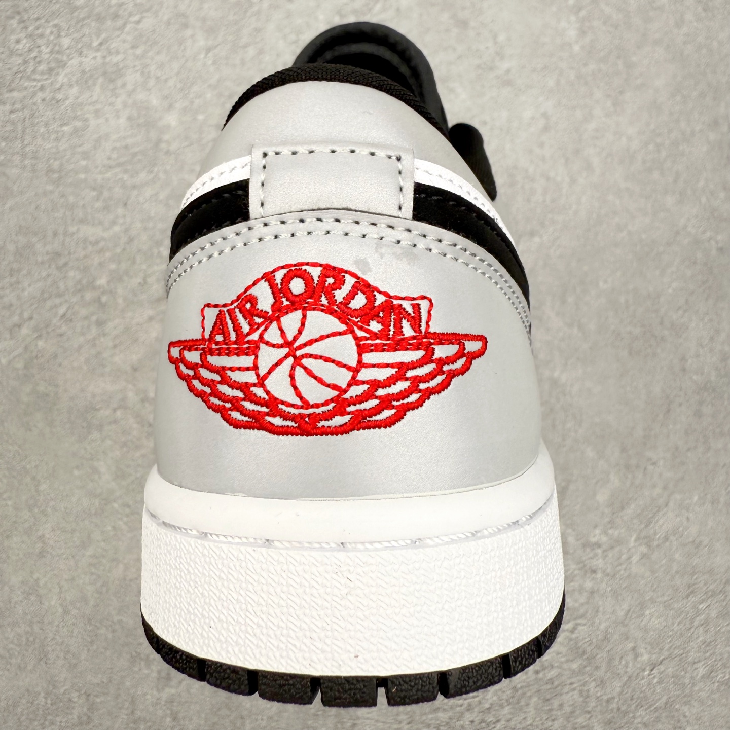 图片[8]-＃小DT Air Jordan AJ1 Low 低帮系列 全新流水线出品 超强性价比 DT版本平替选择 市场第二梯队 全部原鞋开发 原楦原纸板开发 全鞋电脑针车 原厂内置全掌气垫 原盒内在原标 唯一Zp原版鞋带绑法 免检产品 全新2022版型 全头层皮料 完美零毛边处理 原厂配置全掌气垫 价格定位良心 几十个配色陆续出货 实拍调校N版已经零色差零失真 百分百还原实物色彩所见即所得 不存在货不对板色差等低级问题 选购参考实物拍摄 不混卖不参货 只用心做好货严格选品 承诺混一赔十 尺码：36 36.5 37.5 38 38.5 39 40 40.5 41 42 42.5 43 44 44.5 45 46-选品中心