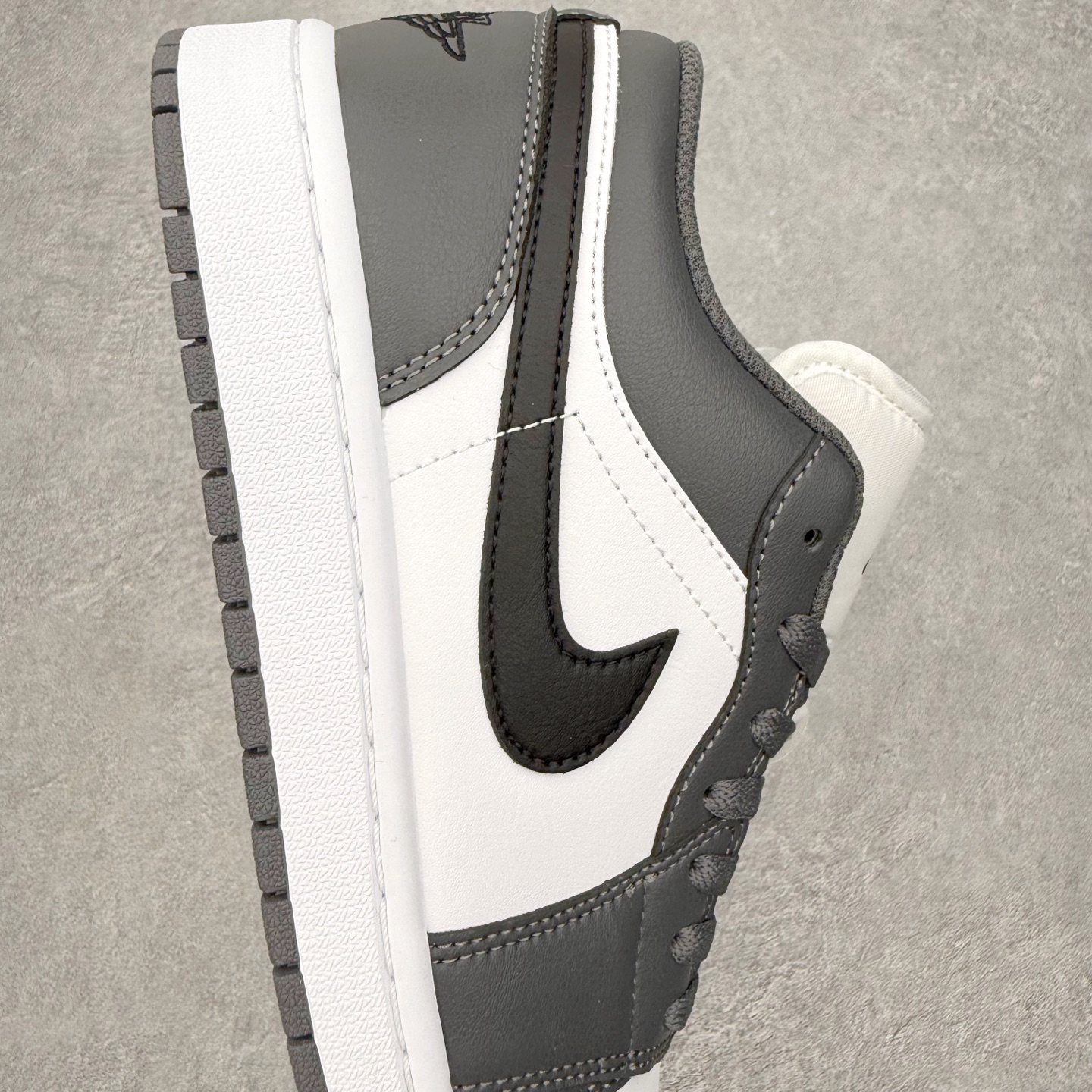 图片[6]-＃小DT Air Jordan AJ1 Low 低帮系列 全新流水线出品 超强性价比 DT版本平替选择 市场第二梯队 全部原鞋开发 原楦原纸板开发 全鞋电脑针车 原厂内置全掌气垫 原盒内在原标 唯一Zp原版鞋带绑法 免检产品 全新2022版型 全头层皮料 完美零毛边处理 原厂配置全掌气垫 价格定位良心 几十个配色陆续出货 实拍调校N版已经零色差零失真 百分百还原实物色彩所见即所得 不存在货不对板色差等低级问题 选购参考实物拍摄 不混卖不参货 只用心做好货严格选品 承诺混一赔十 尺码：36 36.5 37.5 38 38.5 39 40 40.5 41 42 42.5 43 44 44.5 45 46-选品中心