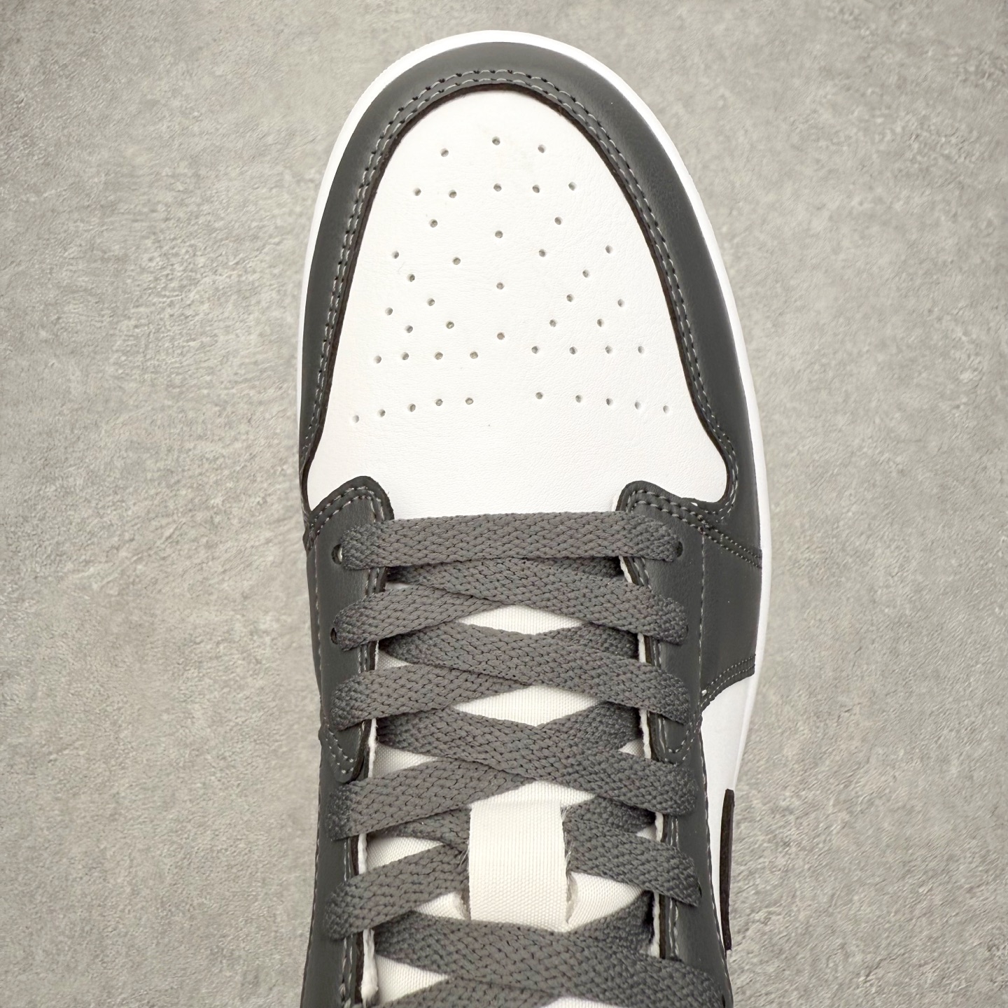 图片[4]-＃小DT Air Jordan AJ1 Low 低帮系列 全新流水线出品 超强性价比 DT版本平替选择 市场第二梯队 全部原鞋开发 原楦原纸板开发 全鞋电脑针车 原厂内置全掌气垫 原盒内在原标 唯一Zp原版鞋带绑法 免检产品 全新2022版型 全头层皮料 完美零毛边处理 原厂配置全掌气垫 价格定位良心 几十个配色陆续出货 实拍调校N版已经零色差零失真 百分百还原实物色彩所见即所得 不存在货不对板色差等低级问题 选购参考实物拍摄 不混卖不参货 只用心做好货严格选品 承诺混一赔十 尺码：36 36.5 37.5 38 38.5 39 40 40.5 41 42 42.5 43 44 44.5 45 46-选品中心