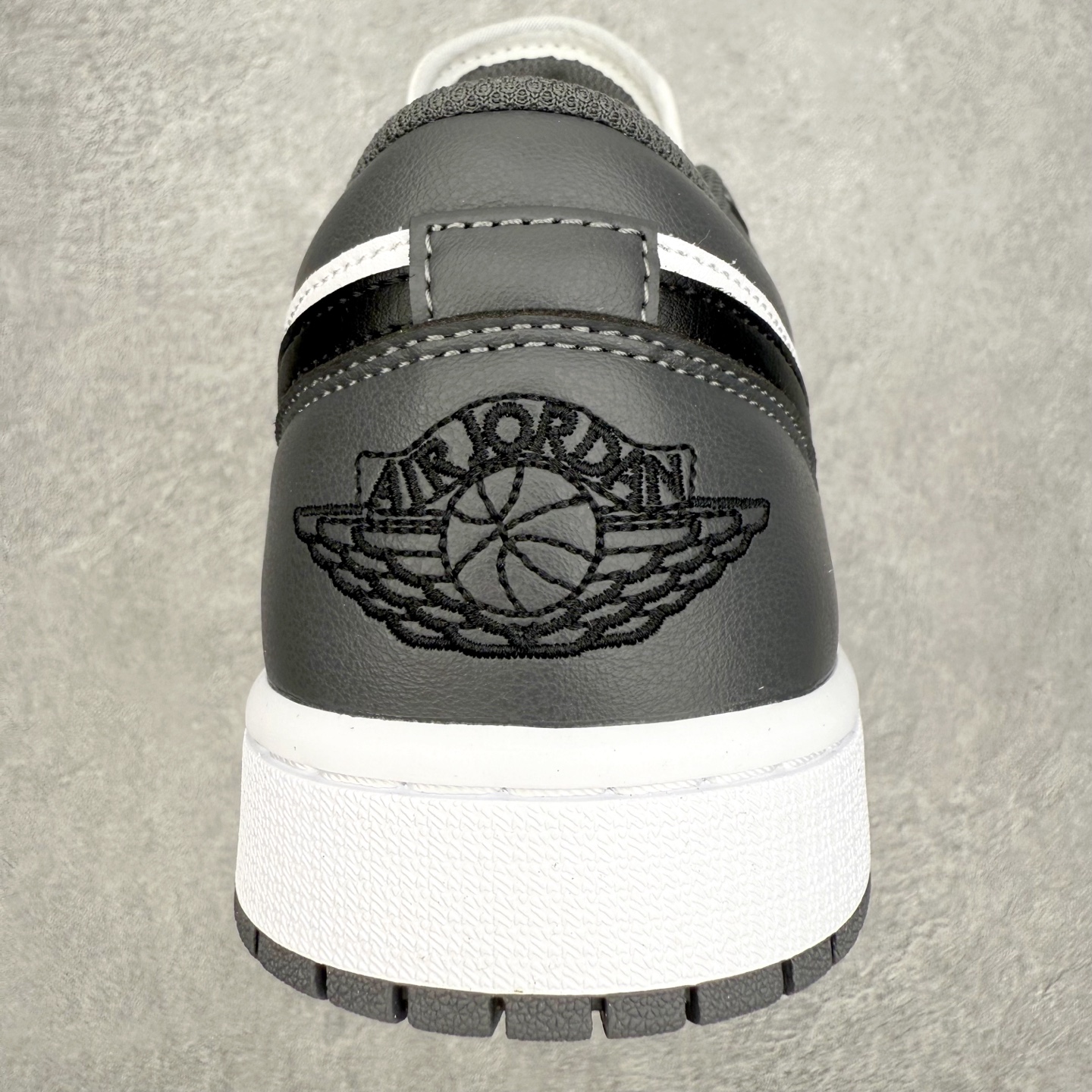 图片[8]-＃小DT Air Jordan AJ1 Low 低帮系列 全新流水线出品 超强性价比 DT版本平替选择 市场第二梯队 全部原鞋开发 原楦原纸板开发 全鞋电脑针车 原厂内置全掌气垫 原盒内在原标 唯一Zp原版鞋带绑法 免检产品 全新2022版型 全头层皮料 完美零毛边处理 原厂配置全掌气垫 价格定位良心 几十个配色陆续出货 实拍调校N版已经零色差零失真 百分百还原实物色彩所见即所得 不存在货不对板色差等低级问题 选购参考实物拍摄 不混卖不参货 只用心做好货严格选品 承诺混一赔十 尺码：36 36.5 37.5 38 38.5 39 40 40.5 41 42 42.5 43 44 44.5 45 46-选品中心