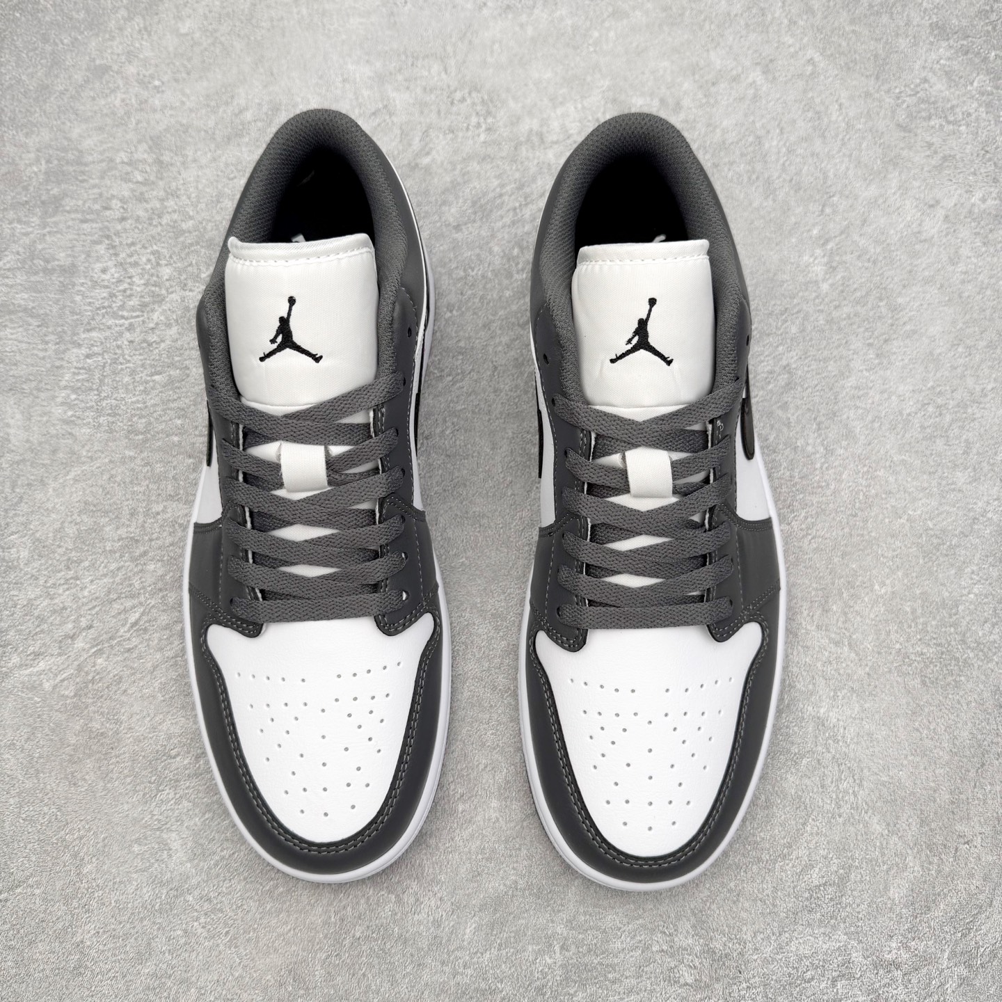 图片[2]-＃小DT Air Jordan AJ1 Low 低帮系列 全新流水线出品 超强性价比 DT版本平替选择 市场第二梯队 全部原鞋开发 原楦原纸板开发 全鞋电脑针车 原厂内置全掌气垫 原盒内在原标 唯一Zp原版鞋带绑法 免检产品 全新2022版型 全头层皮料 完美零毛边处理 原厂配置全掌气垫 价格定位良心 几十个配色陆续出货 实拍调校N版已经零色差零失真 百分百还原实物色彩所见即所得 不存在货不对板色差等低级问题 选购参考实物拍摄 不混卖不参货 只用心做好货严格选品 承诺混一赔十 尺码：36 36.5 37.5 38 38.5 39 40 40.5 41 42 42.5 43 44 44.5 45 46-选品中心