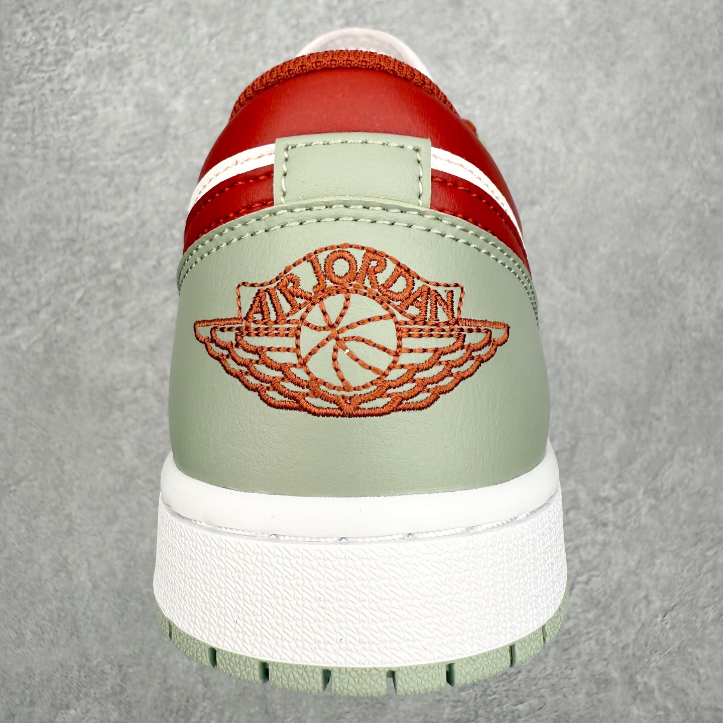 图片[8]-＃小DT Air Jordan AJ1 Low 低帮系列 全新流水线出品 超强性价比 DT版本平替选择 市场第二梯队 全部原鞋开发 原楦原纸板开发 全鞋电脑针车 原厂内置全掌气垫 原盒内在原标 唯一Zp原版鞋带绑法 免检产品 全新2022版型 全头层皮料 完美零毛边处理 原厂配置全掌气垫 价格定位良心 几十个配色陆续出货 实拍调校N版已经零色差零失真 百分百还原实物色彩所见即所得 不存在货不对板色差等低级问题 选购参考实物拍摄 不混卖不参货 只用心做好货严格选品 承诺混一赔十 尺码：36 36.5 37.5 38 38.5 39 40 40.5 41 42 42.5 43 44 44.5 45 46-选品中心