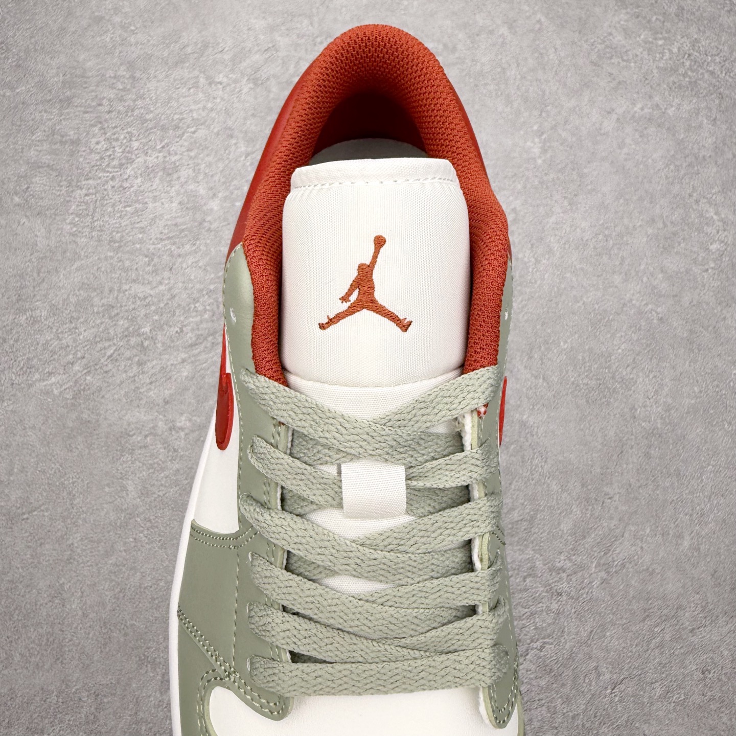 图片[5]-＃小DT Air Jordan AJ1 Low 低帮系列 全新流水线出品 超强性价比 DT版本平替选择 市场第二梯队 全部原鞋开发 原楦原纸板开发 全鞋电脑针车 原厂内置全掌气垫 原盒内在原标 唯一Zp原版鞋带绑法 免检产品 全新2022版型 全头层皮料 完美零毛边处理 原厂配置全掌气垫 价格定位良心 几十个配色陆续出货 实拍调校N版已经零色差零失真 百分百还原实物色彩所见即所得 不存在货不对板色差等低级问题 选购参考实物拍摄 不混卖不参货 只用心做好货严格选品 承诺混一赔十 尺码：36 36.5 37.5 38 38.5 39 40 40.5 41 42 42.5 43 44 44.5 45 46-选品中心