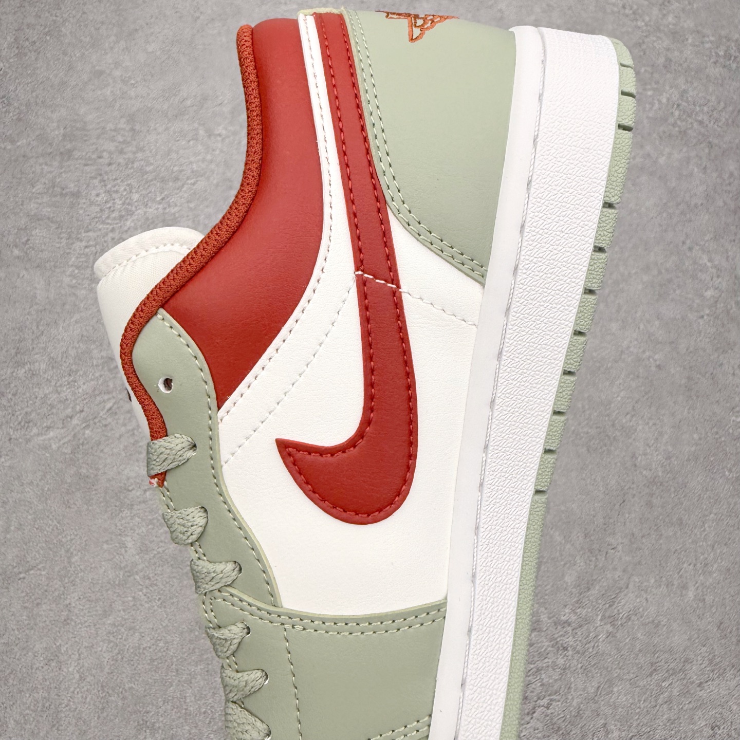 图片[7]-＃小DT Air Jordan AJ1 Low 低帮系列 全新流水线出品 超强性价比 DT版本平替选择 市场第二梯队 全部原鞋开发 原楦原纸板开发 全鞋电脑针车 原厂内置全掌气垫 原盒内在原标 唯一Zp原版鞋带绑法 免检产品 全新2022版型 全头层皮料 完美零毛边处理 原厂配置全掌气垫 价格定位良心 几十个配色陆续出货 实拍调校N版已经零色差零失真 百分百还原实物色彩所见即所得 不存在货不对板色差等低级问题 选购参考实物拍摄 不混卖不参货 只用心做好货严格选品 承诺混一赔十 尺码：36 36.5 37.5 38 38.5 39 40 40.5 41 42 42.5 43 44 44.5 45 46-选品中心