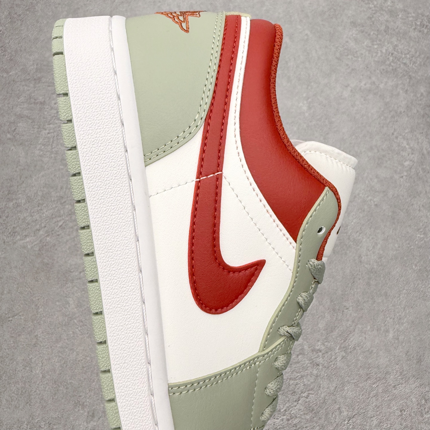 图片[6]-＃小DT Air Jordan AJ1 Low 低帮系列 全新流水线出品 超强性价比 DT版本平替选择 市场第二梯队 全部原鞋开发 原楦原纸板开发 全鞋电脑针车 原厂内置全掌气垫 原盒内在原标 唯一Zp原版鞋带绑法 免检产品 全新2022版型 全头层皮料 完美零毛边处理 原厂配置全掌气垫 价格定位良心 几十个配色陆续出货 实拍调校N版已经零色差零失真 百分百还原实物色彩所见即所得 不存在货不对板色差等低级问题 选购参考实物拍摄 不混卖不参货 只用心做好货严格选品 承诺混一赔十 尺码：36 36.5 37.5 38 38.5 39 40 40.5 41 42 42.5 43 44 44.5 45 46-选品中心