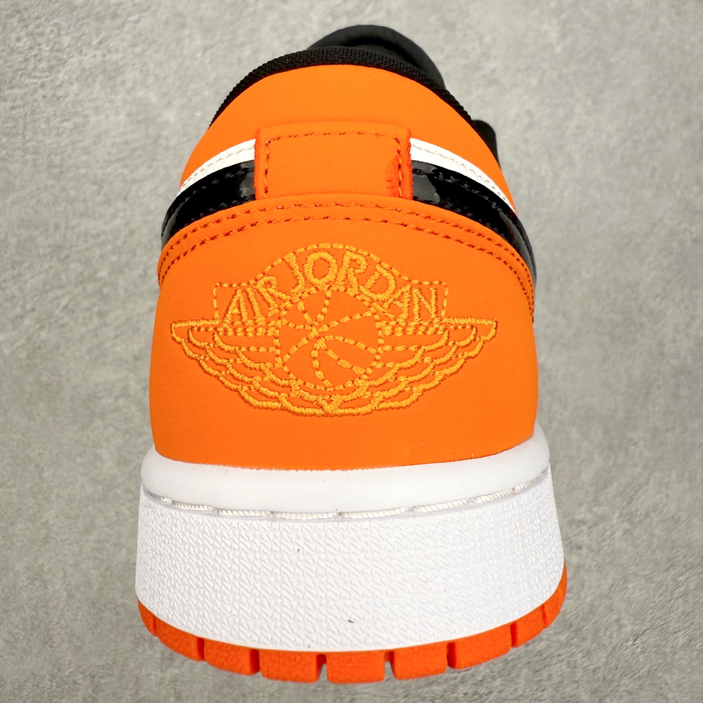 图片[8]-＃小DT Air Jordan AJ1 Low 低帮系列 全新流水线出品 超强性价比 DT版本平替选择 市场第二梯队 全部原鞋开发 原楦原纸板开发 全鞋电脑针车 原厂内置全掌气垫 原盒内在原标 唯一Zp原版鞋带绑法 免检产品 全新2022版型 全头层皮料 完美零毛边处理 原厂配置全掌气垫 价格定位良心 几十个配色陆续出货 实拍调校N版已经零色差零失真 百分百还原实物色彩所见即所得 不存在货不对板色差等低级问题 选购参考实物拍摄 不混卖不参货 只用心做好货严格选品 承诺混一赔十 尺码：36 36.5 37.5 38 38.5 39 40 40.5 41 42 42.5 43 44 44.5 45 46-选品中心