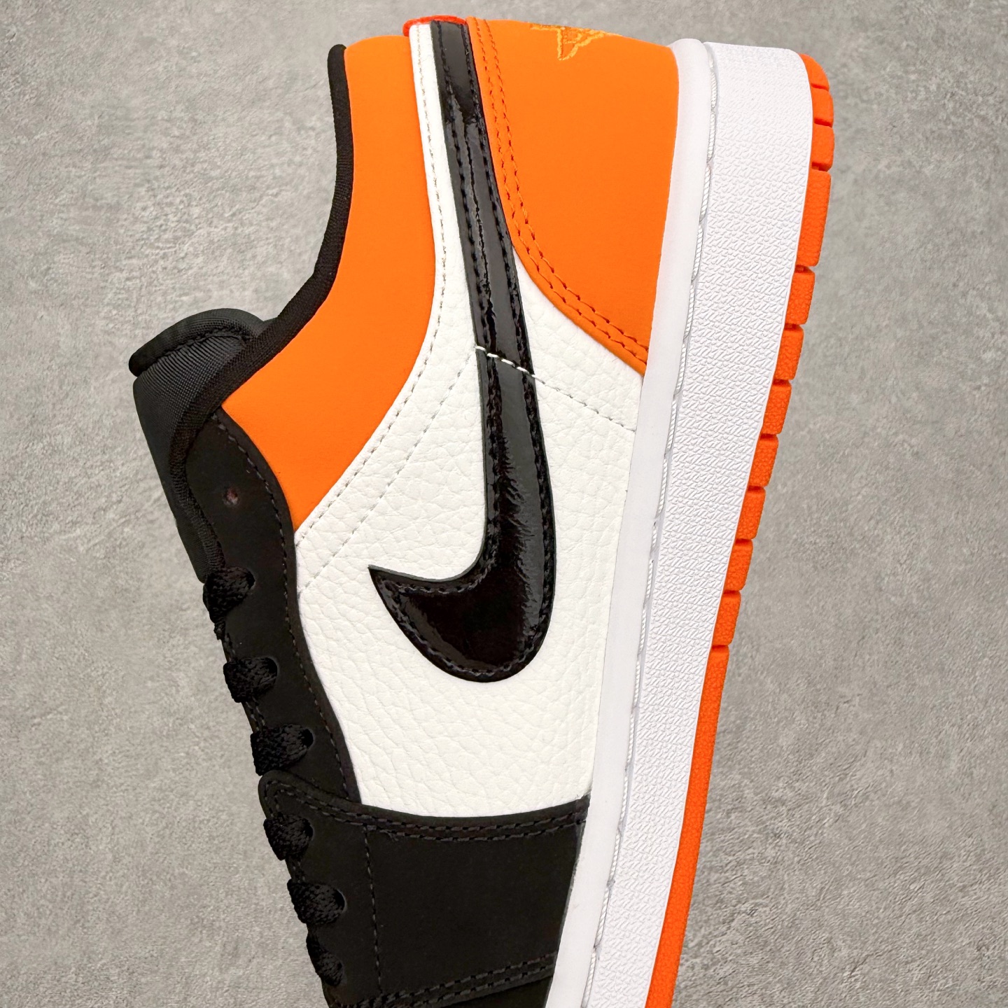 图片[7]-＃小DT Air Jordan AJ1 Low 低帮系列 全新流水线出品 超强性价比 DT版本平替选择 市场第二梯队 全部原鞋开发 原楦原纸板开发 全鞋电脑针车 原厂内置全掌气垫 原盒内在原标 唯一Zp原版鞋带绑法 免检产品 全新2022版型 全头层皮料 完美零毛边处理 原厂配置全掌气垫 价格定位良心 几十个配色陆续出货 实拍调校N版已经零色差零失真 百分百还原实物色彩所见即所得 不存在货不对板色差等低级问题 选购参考实物拍摄 不混卖不参货 只用心做好货严格选品 承诺混一赔十 尺码：36 36.5 37.5 38 38.5 39 40 40.5 41 42 42.5 43 44 44.5 45 46-选品中心