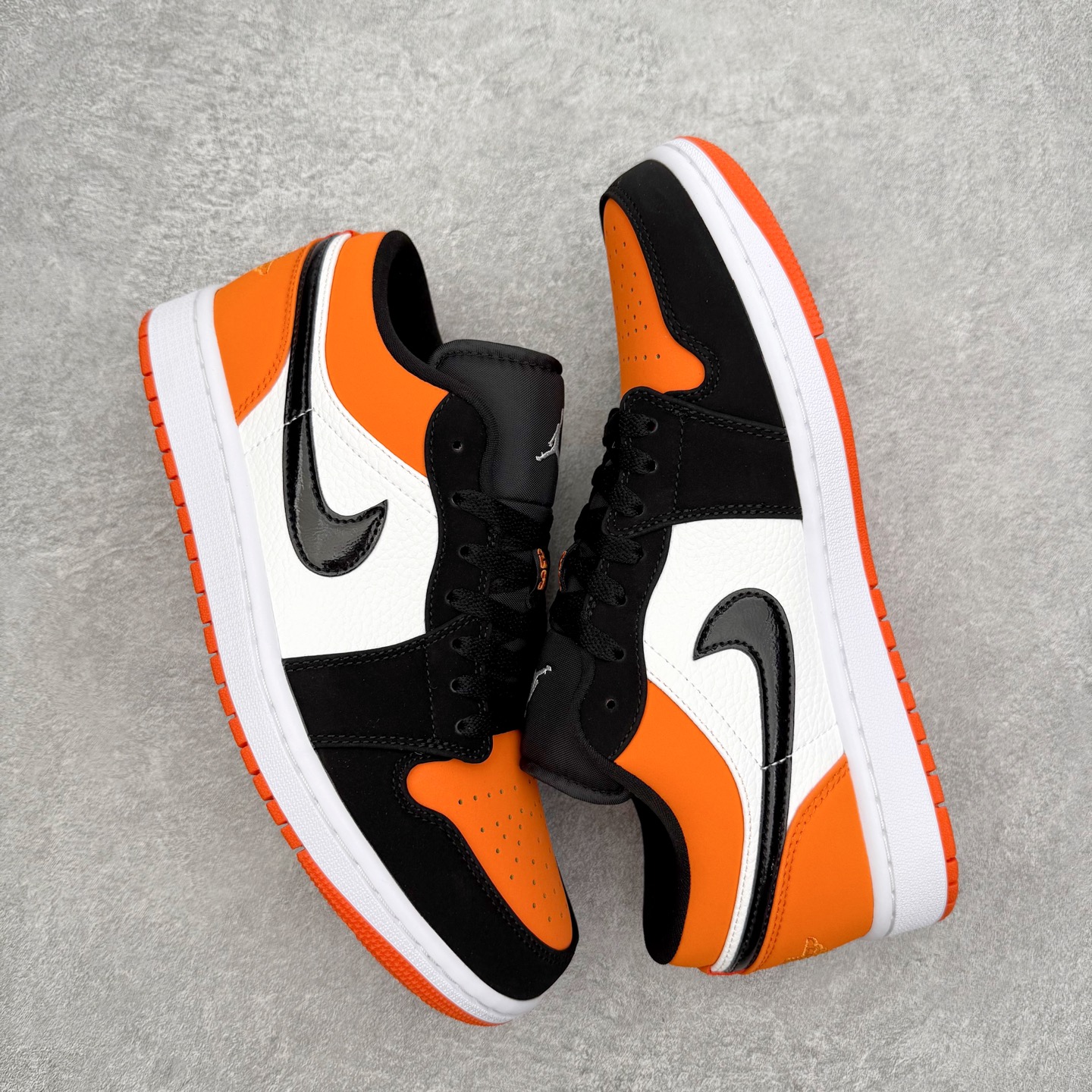 图片[3]-＃小DT Air Jordan AJ1 Low 低帮系列 全新流水线出品 超强性价比 DT版本平替选择 市场第二梯队 全部原鞋开发 原楦原纸板开发 全鞋电脑针车 原厂内置全掌气垫 原盒内在原标 唯一Zp原版鞋带绑法 免检产品 全新2022版型 全头层皮料 完美零毛边处理 原厂配置全掌气垫 价格定位良心 几十个配色陆续出货 实拍调校N版已经零色差零失真 百分百还原实物色彩所见即所得 不存在货不对板色差等低级问题 选购参考实物拍摄 不混卖不参货 只用心做好货严格选品 承诺混一赔十 尺码：36 36.5 37.5 38 38.5 39 40 40.5 41 42 42.5 43 44 44.5 45 46-选品中心