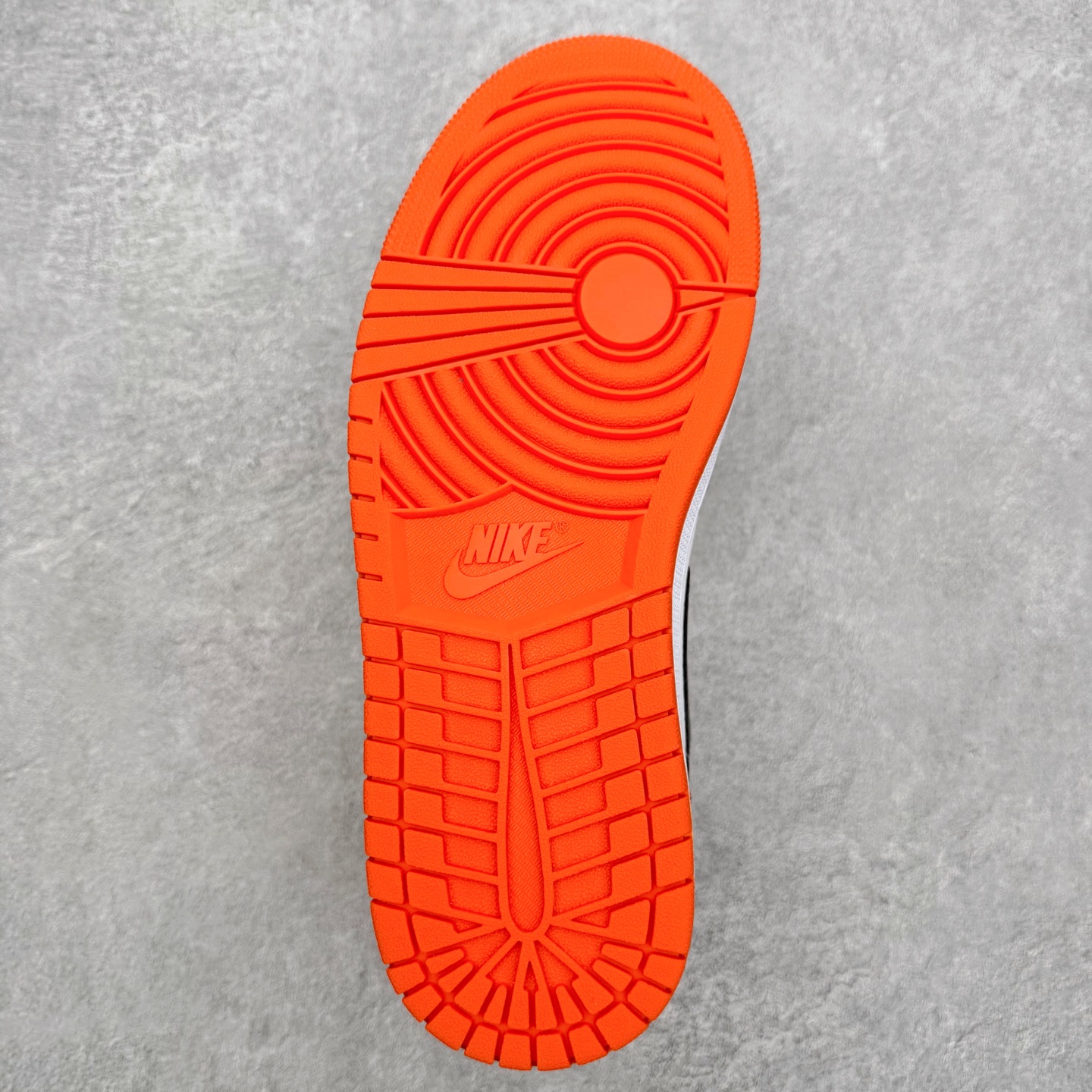 图片[9]-＃小DT Air Jordan AJ1 Low 低帮系列 全新流水线出品 超强性价比 DT版本平替选择 市场第二梯队 全部原鞋开发 原楦原纸板开发 全鞋电脑针车 原厂内置全掌气垫 原盒内在原标 唯一Zp原版鞋带绑法 免检产品 全新2022版型 全头层皮料 完美零毛边处理 原厂配置全掌气垫 价格定位良心 几十个配色陆续出货 实拍调校N版已经零色差零失真 百分百还原实物色彩所见即所得 不存在货不对板色差等低级问题 选购参考实物拍摄 不混卖不参货 只用心做好货严格选品 承诺混一赔十 尺码：36 36.5 37.5 38 38.5 39 40 40.5 41 42 42.5 43 44 44.5 45 46-选品中心