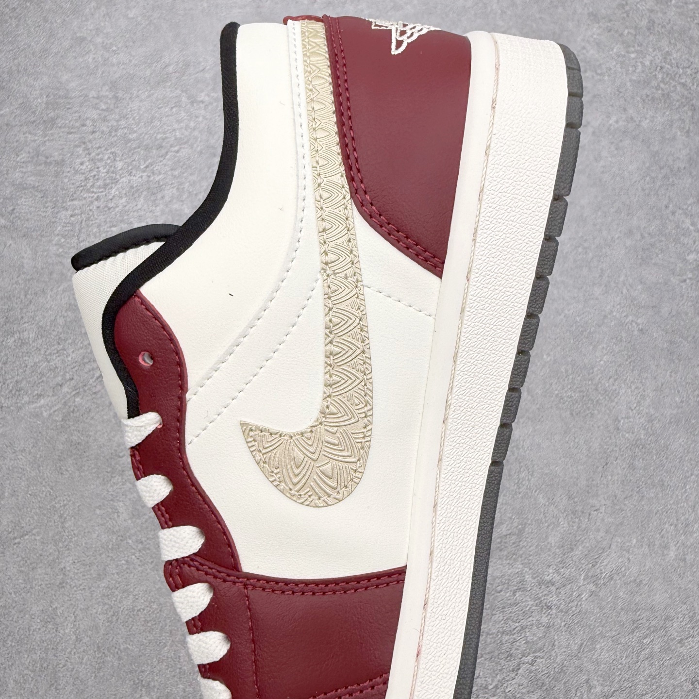 图片[7]-＃小DT Air Jordan AJ1 Low 低帮系列 全新流水线出品 超强性价比 DT版本平替选择 市场第二梯队 全部原鞋开发 原楦原纸板开发 全鞋电脑针车 原厂内置全掌气垫 原盒内在原标 唯一Zp原版鞋带绑法 免检产品 全新2022版型 全头层皮料 完美零毛边处理 原厂配置全掌气垫 价格定位良心 几十个配色陆续出货 实拍调校N版已经零色差零失真 百分百还原实物色彩所见即所得 不存在货不对板色差等低级问题 选购参考实物拍摄 不混卖不参货 只用心做好货严格选品 承诺混一赔十 尺码：36 36.5 37.5 38 38.5 39 40 40.5 41 42 42.5 43 44 44.5 45 46-选品中心