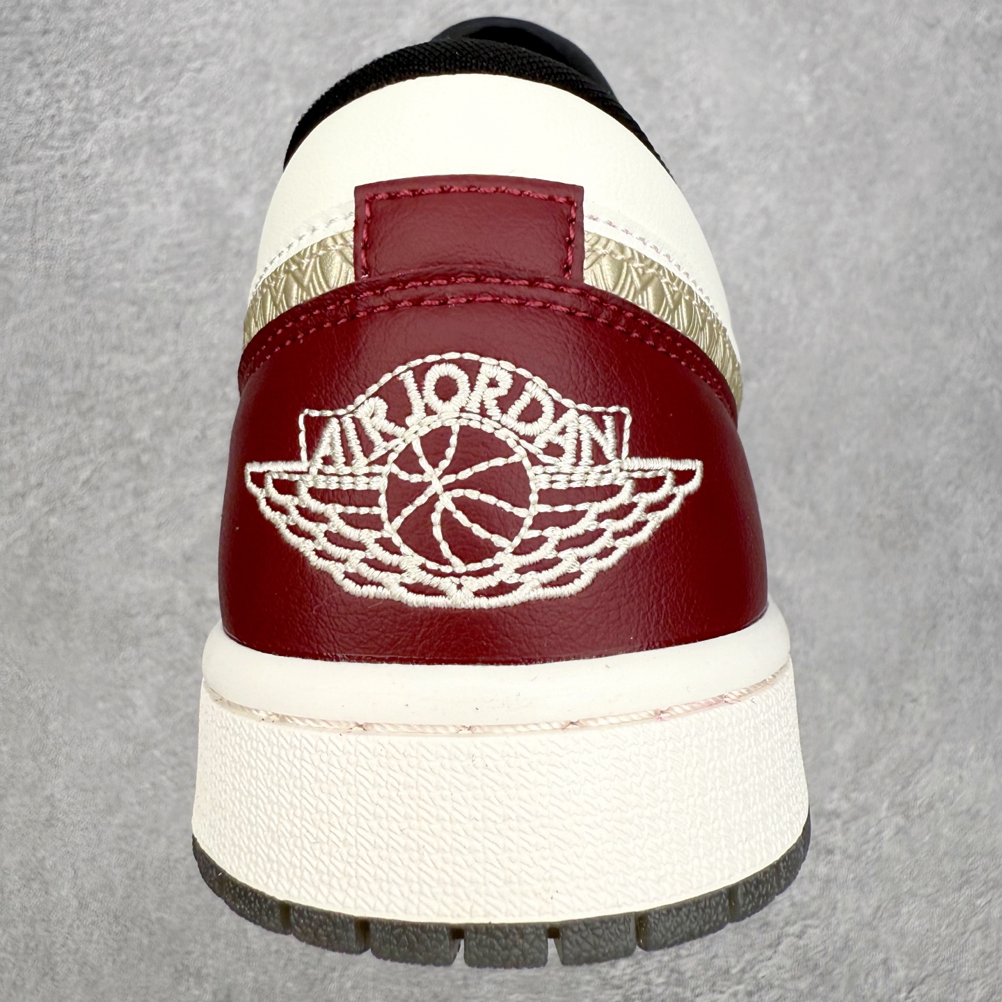 图片[8]-＃小DT Air Jordan AJ1 Low 低帮系列 全新流水线出品 超强性价比 DT版本平替选择 市场第二梯队 全部原鞋开发 原楦原纸板开发 全鞋电脑针车 原厂内置全掌气垫 原盒内在原标 唯一Zp原版鞋带绑法 免检产品 全新2022版型 全头层皮料 完美零毛边处理 原厂配置全掌气垫 价格定位良心 几十个配色陆续出货 实拍调校N版已经零色差零失真 百分百还原实物色彩所见即所得 不存在货不对板色差等低级问题 选购参考实物拍摄 不混卖不参货 只用心做好货严格选品 承诺混一赔十 尺码：36 36.5 37.5 38 38.5 39 40 40.5 41 42 42.5 43 44 44.5 45 46-选品中心