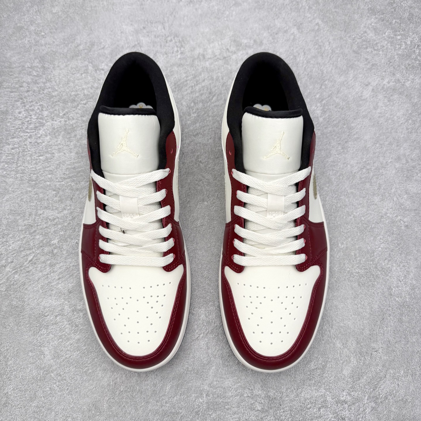 图片[2]-＃小DT Air Jordan AJ1 Low 低帮系列 全新流水线出品 超强性价比 DT版本平替选择 市场第二梯队 全部原鞋开发 原楦原纸板开发 全鞋电脑针车 原厂内置全掌气垫 原盒内在原标 唯一Zp原版鞋带绑法 免检产品 全新2022版型 全头层皮料 完美零毛边处理 原厂配置全掌气垫 价格定位良心 几十个配色陆续出货 实拍调校N版已经零色差零失真 百分百还原实物色彩所见即所得 不存在货不对板色差等低级问题 选购参考实物拍摄 不混卖不参货 只用心做好货严格选品 承诺混一赔十 尺码：36 36.5 37.5 38 38.5 39 40 40.5 41 42 42.5 43 44 44.5 45 46-选品中心