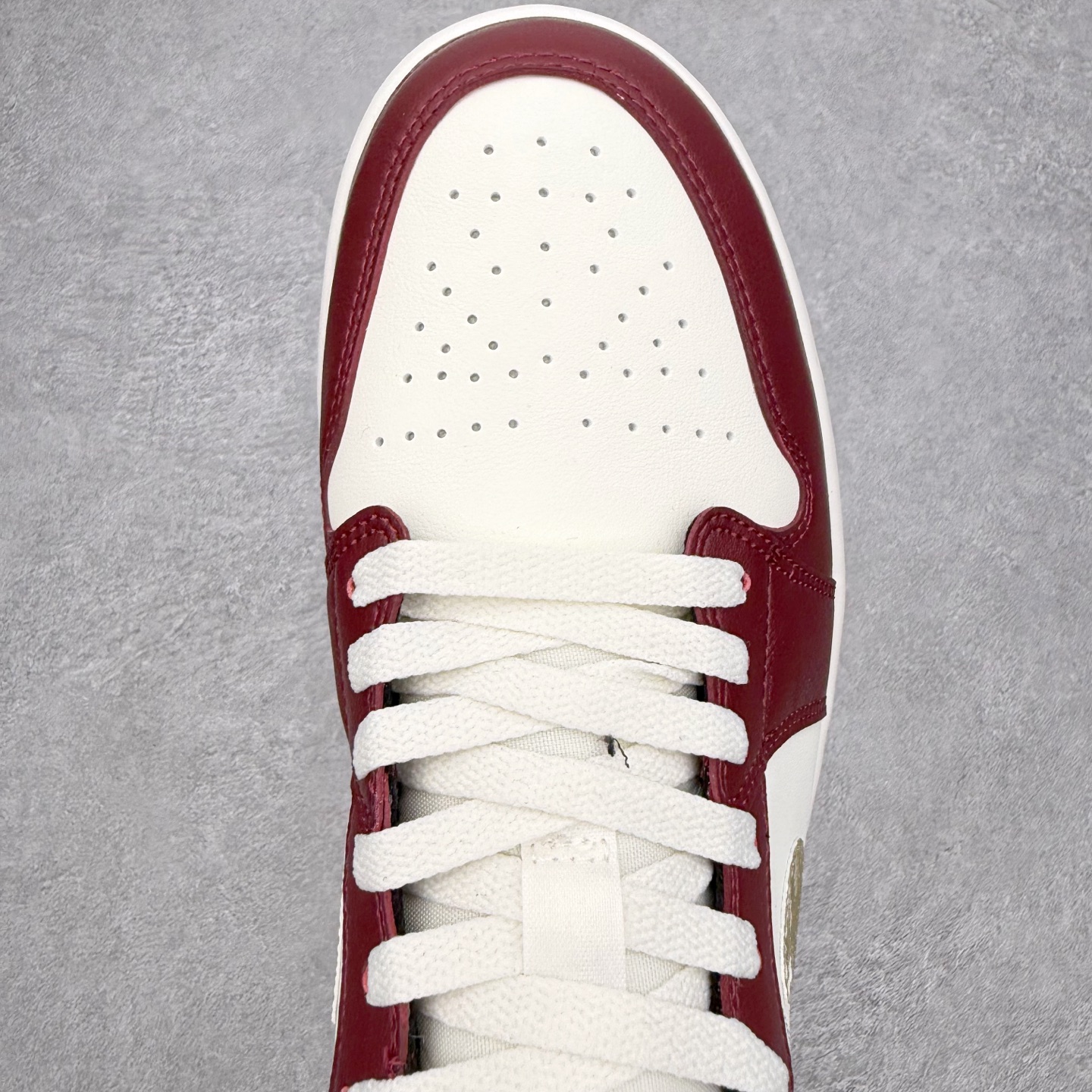 图片[4]-＃小DT Air Jordan AJ1 Low 低帮系列 全新流水线出品 超强性价比 DT版本平替选择 市场第二梯队 全部原鞋开发 原楦原纸板开发 全鞋电脑针车 原厂内置全掌气垫 原盒内在原标 唯一Zp原版鞋带绑法 免检产品 全新2022版型 全头层皮料 完美零毛边处理 原厂配置全掌气垫 价格定位良心 几十个配色陆续出货 实拍调校N版已经零色差零失真 百分百还原实物色彩所见即所得 不存在货不对板色差等低级问题 选购参考实物拍摄 不混卖不参货 只用心做好货严格选品 承诺混一赔十 尺码：36 36.5 37.5 38 38.5 39 40 40.5 41 42 42.5 43 44 44.5 45 46-选品中心