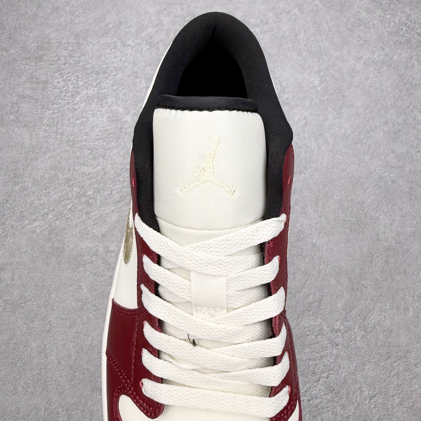 图片[5]-＃小DT Air Jordan AJ1 Low 低帮系列 全新流水线出品 超强性价比 DT版本平替选择 市场第二梯队 全部原鞋开发 原楦原纸板开发 全鞋电脑针车 原厂内置全掌气垫 原盒内在原标 唯一Zp原版鞋带绑法 免检产品 全新2022版型 全头层皮料 完美零毛边处理 原厂配置全掌气垫 价格定位良心 几十个配色陆续出货 实拍调校N版已经零色差零失真 百分百还原实物色彩所见即所得 不存在货不对板色差等低级问题 选购参考实物拍摄 不混卖不参货 只用心做好货严格选品 承诺混一赔十 尺码：36 36.5 37.5 38 38.5 39 40 40.5 41 42 42.5 43 44 44.5 45 46-选品中心