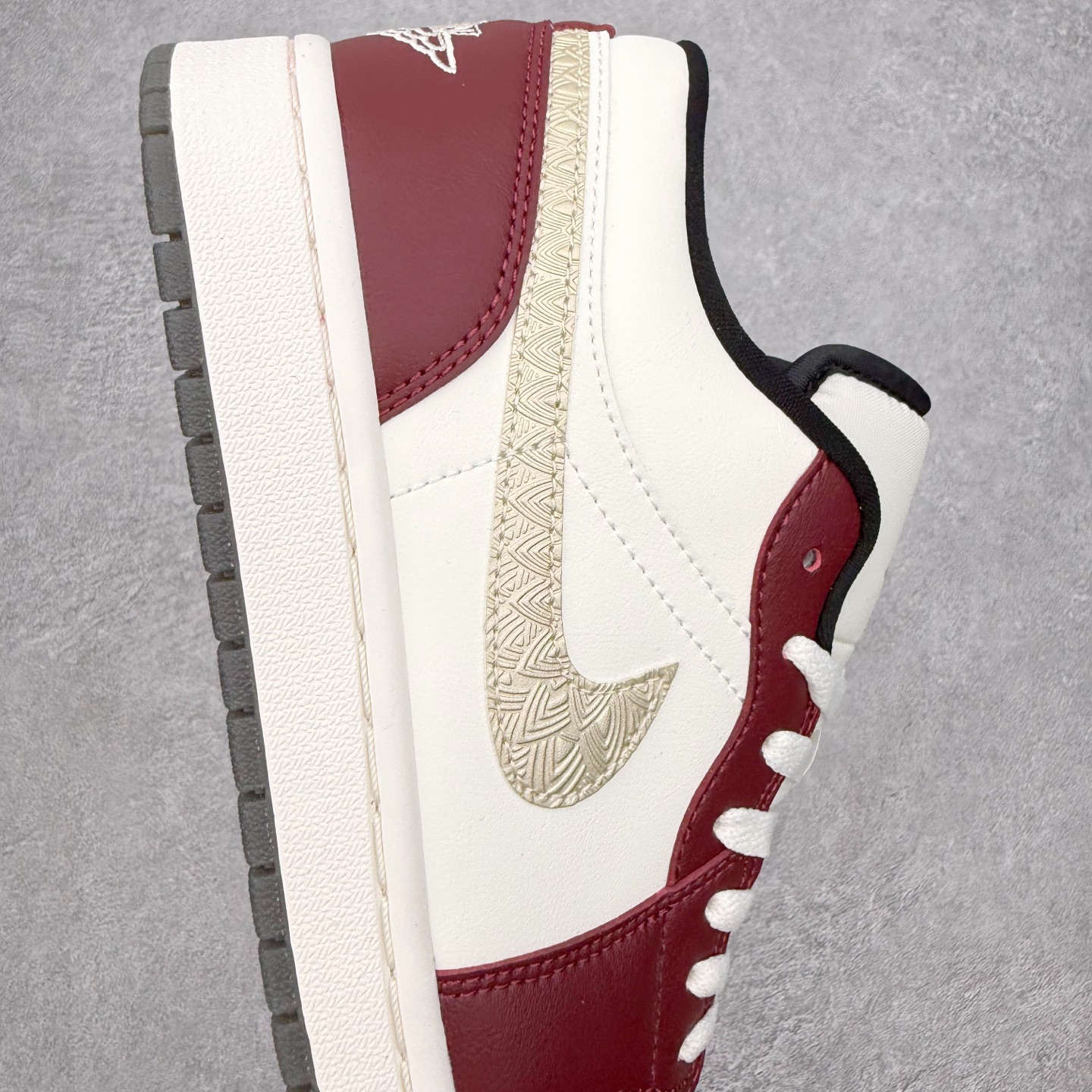 图片[6]-＃小DT Air Jordan AJ1 Low 低帮系列 全新流水线出品 超强性价比 DT版本平替选择 市场第二梯队 全部原鞋开发 原楦原纸板开发 全鞋电脑针车 原厂内置全掌气垫 原盒内在原标 唯一Zp原版鞋带绑法 免检产品 全新2022版型 全头层皮料 完美零毛边处理 原厂配置全掌气垫 价格定位良心 几十个配色陆续出货 实拍调校N版已经零色差零失真 百分百还原实物色彩所见即所得 不存在货不对板色差等低级问题 选购参考实物拍摄 不混卖不参货 只用心做好货严格选品 承诺混一赔十 尺码：36 36.5 37.5 38 38.5 39 40 40.5 41 42 42.5 43 44 44.5 45 46-选品中心