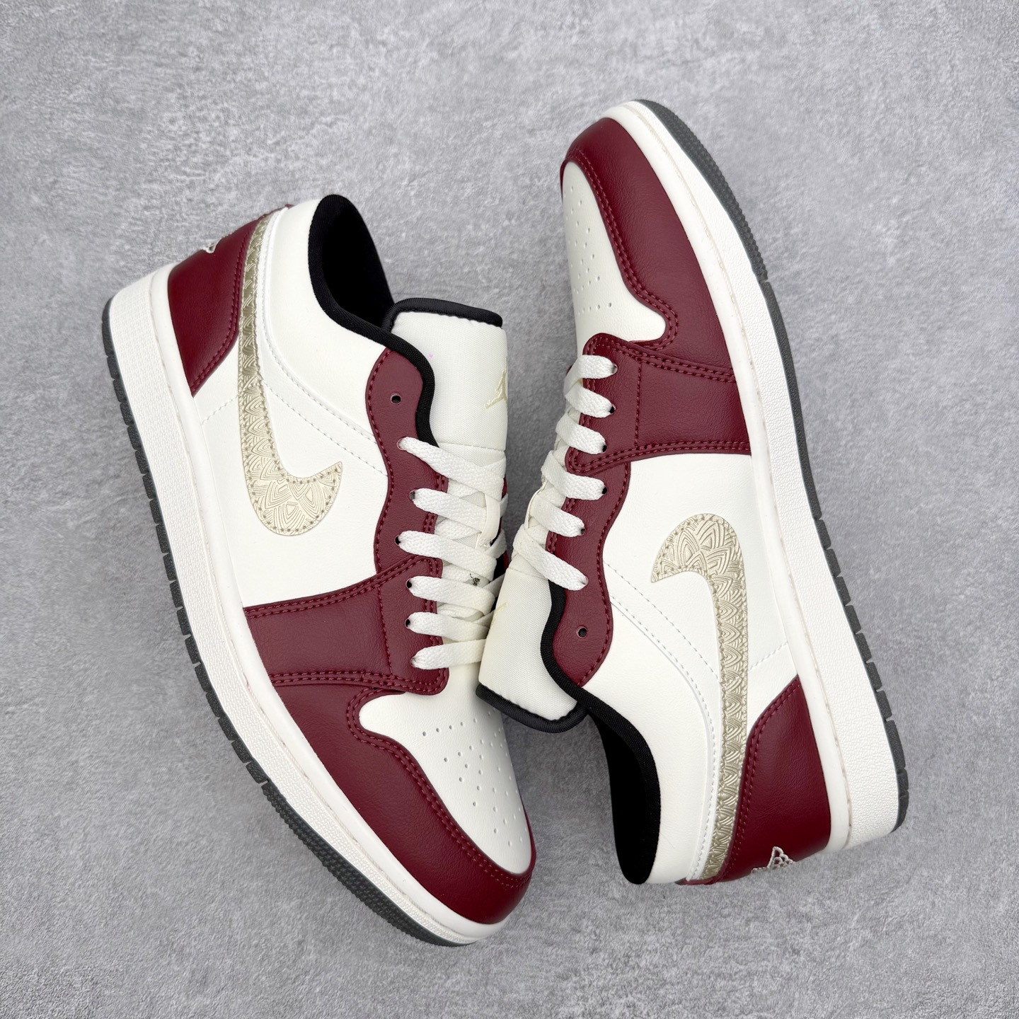 图片[3]-＃小DT Air Jordan AJ1 Low 低帮系列 全新流水线出品 超强性价比 DT版本平替选择 市场第二梯队 全部原鞋开发 原楦原纸板开发 全鞋电脑针车 原厂内置全掌气垫 原盒内在原标 唯一Zp原版鞋带绑法 免检产品 全新2022版型 全头层皮料 完美零毛边处理 原厂配置全掌气垫 价格定位良心 几十个配色陆续出货 实拍调校N版已经零色差零失真 百分百还原实物色彩所见即所得 不存在货不对板色差等低级问题 选购参考实物拍摄 不混卖不参货 只用心做好货严格选品 承诺混一赔十 尺码：36 36.5 37.5 38 38.5 39 40 40.5 41 42 42.5 43 44 44.5 45 46-选品中心