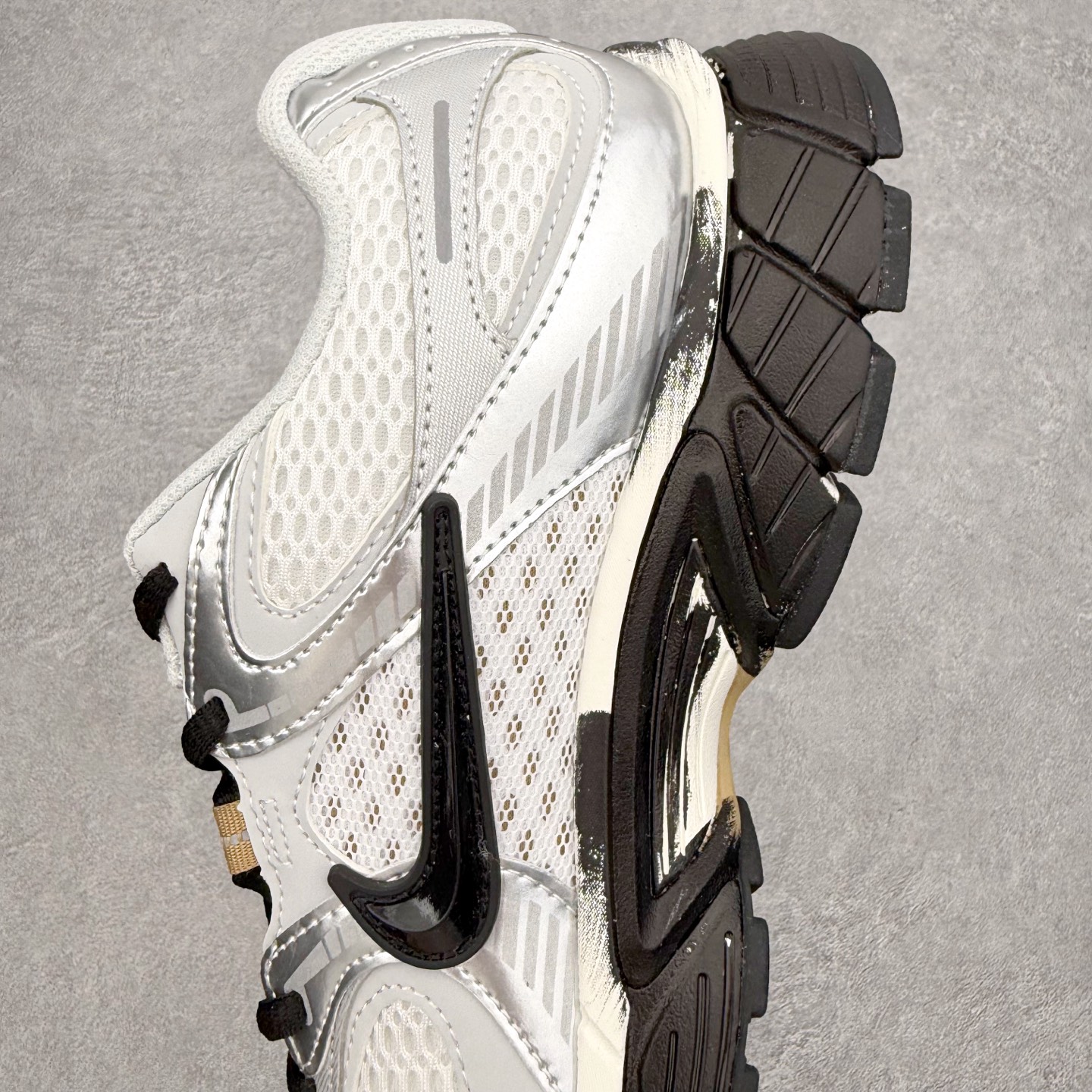 图片[7]-NK V5 RNR 舒适百搭防滑耐磨低帮跑步鞋 HJ5228-102 舒适有型适合日常穿着 该鞋款延续千禧年经典设计搭载泡绵中底 厚实而轻盈匠心细节巧搭立体耐克勾标志焕新演绎复古跑鞋 鞋款从千禧年美学汲取灵感 混搭多种材质突显层次感立体感和传统跑步风范 尺码：36 36.5 37.5 38 38.5 39 40 40.5 41 42 42.5 43 44 44.5 45-选品中心