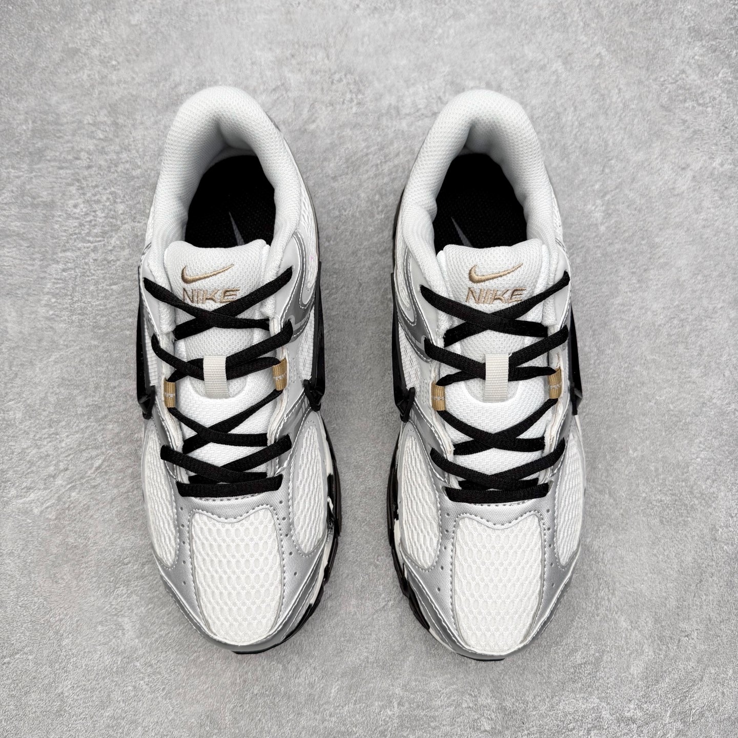 图片[2]-NK V5 RNR 舒适百搭防滑耐磨低帮跑步鞋 HJ5228-102 舒适有型适合日常穿着 该鞋款延续千禧年经典设计搭载泡绵中底 厚实而轻盈匠心细节巧搭立体耐克勾标志焕新演绎复古跑鞋 鞋款从千禧年美学汲取灵感 混搭多种材质突显层次感立体感和传统跑步风范 尺码：36 36.5 37.5 38 38.5 39 40 40.5 41 42 42.5 43 44 44.5 45-选品中心