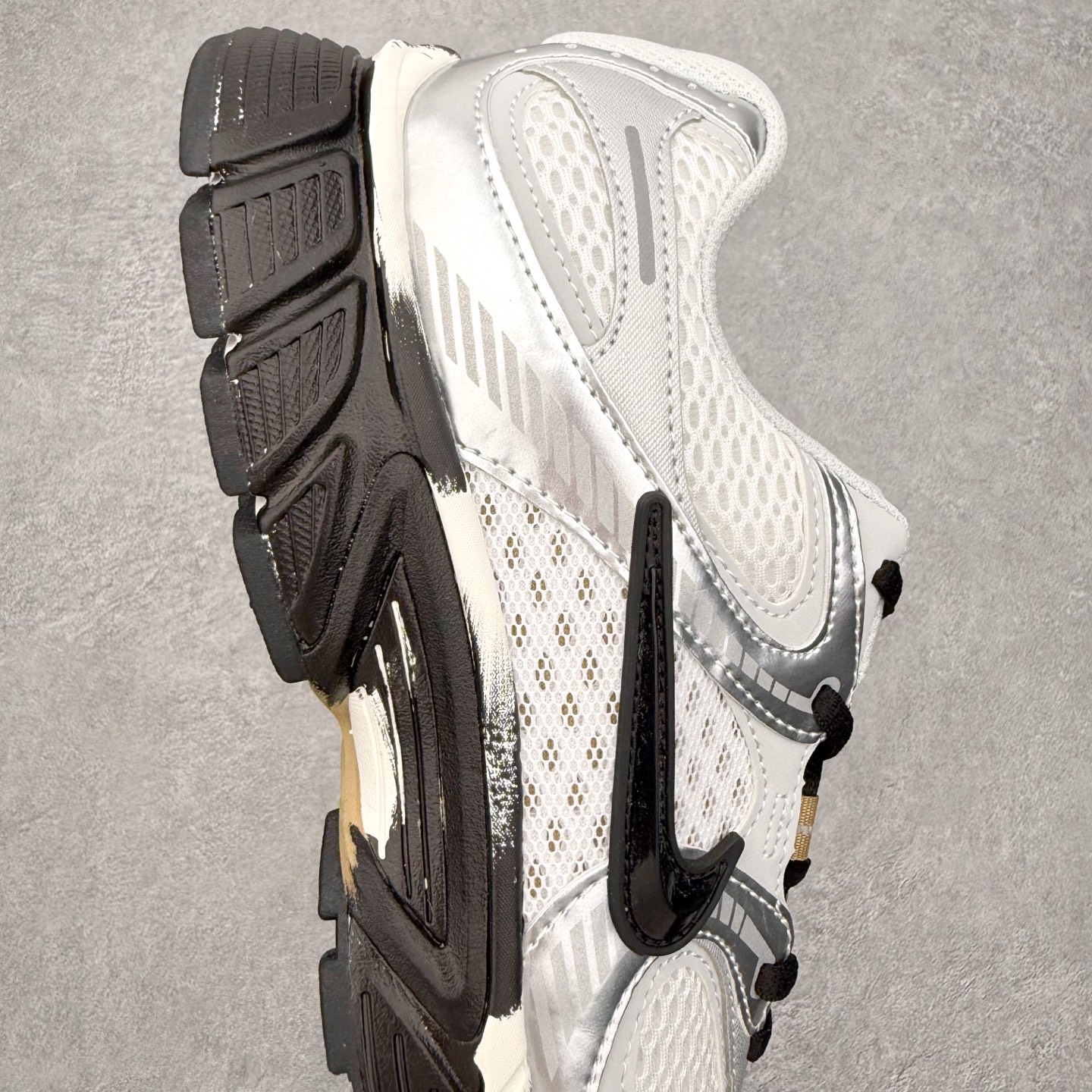 图片[6]-NK V5 RNR 舒适百搭防滑耐磨低帮跑步鞋 HJ5228-102 舒适有型适合日常穿着 该鞋款延续千禧年经典设计搭载泡绵中底 厚实而轻盈匠心细节巧搭立体耐克勾标志焕新演绎复古跑鞋 鞋款从千禧年美学汲取灵感 混搭多种材质突显层次感立体感和传统跑步风范 尺码：36 36.5 37.5 38 38.5 39 40 40.5 41 42 42.5 43 44 44.5 45-选品中心