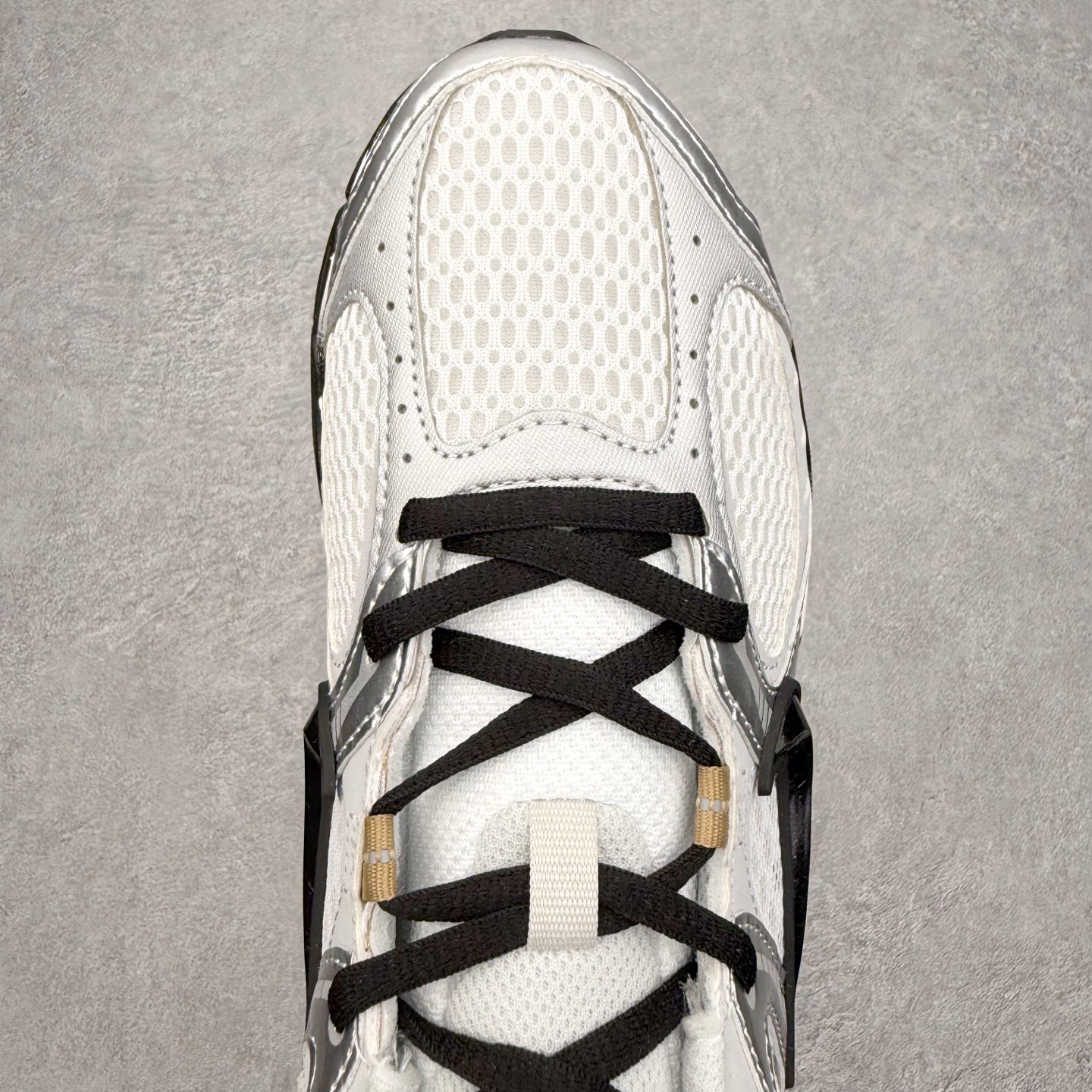 图片[4]-NK V5 RNR 舒适百搭防滑耐磨低帮跑步鞋 HJ5228-102 舒适有型适合日常穿着 该鞋款延续千禧年经典设计搭载泡绵中底 厚实而轻盈匠心细节巧搭立体耐克勾标志焕新演绎复古跑鞋 鞋款从千禧年美学汲取灵感 混搭多种材质突显层次感立体感和传统跑步风范 尺码：36 36.5 37.5 38 38.5 39 40 40.5 41 42 42.5 43 44 44.5 45-选品中心