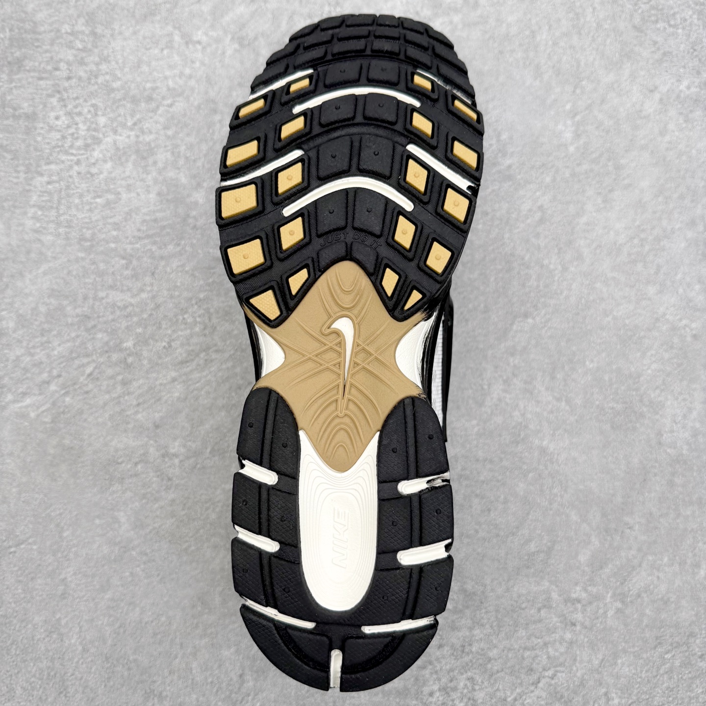 图片[9]-NK V5 RNR 舒适百搭防滑耐磨低帮跑步鞋 HJ5228-102 舒适有型适合日常穿着 该鞋款延续千禧年经典设计搭载泡绵中底 厚实而轻盈匠心细节巧搭立体耐克勾标志焕新演绎复古跑鞋 鞋款从千禧年美学汲取灵感 混搭多种材质突显层次感立体感和传统跑步风范 尺码：36 36.5 37.5 38 38.5 39 40 40.5 41 42 42.5 43 44 44.5 45-选品中心