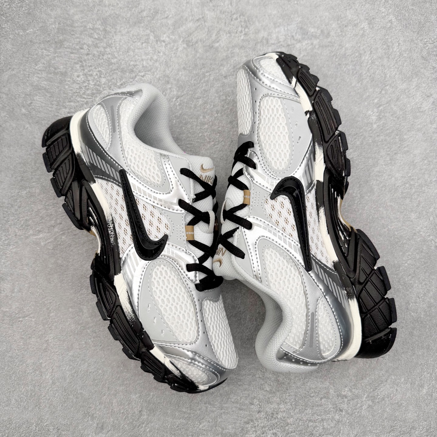 图片[3]-NK V5 RNR 舒适百搭防滑耐磨低帮跑步鞋 HJ5228-102 舒适有型适合日常穿着 该鞋款延续千禧年经典设计搭载泡绵中底 厚实而轻盈匠心细节巧搭立体耐克勾标志焕新演绎复古跑鞋 鞋款从千禧年美学汲取灵感 混搭多种材质突显层次感立体感和传统跑步风范 尺码：36 36.5 37.5 38 38.5 39 40 40.5 41 42 42.5 43 44 44.5 45-选品中心