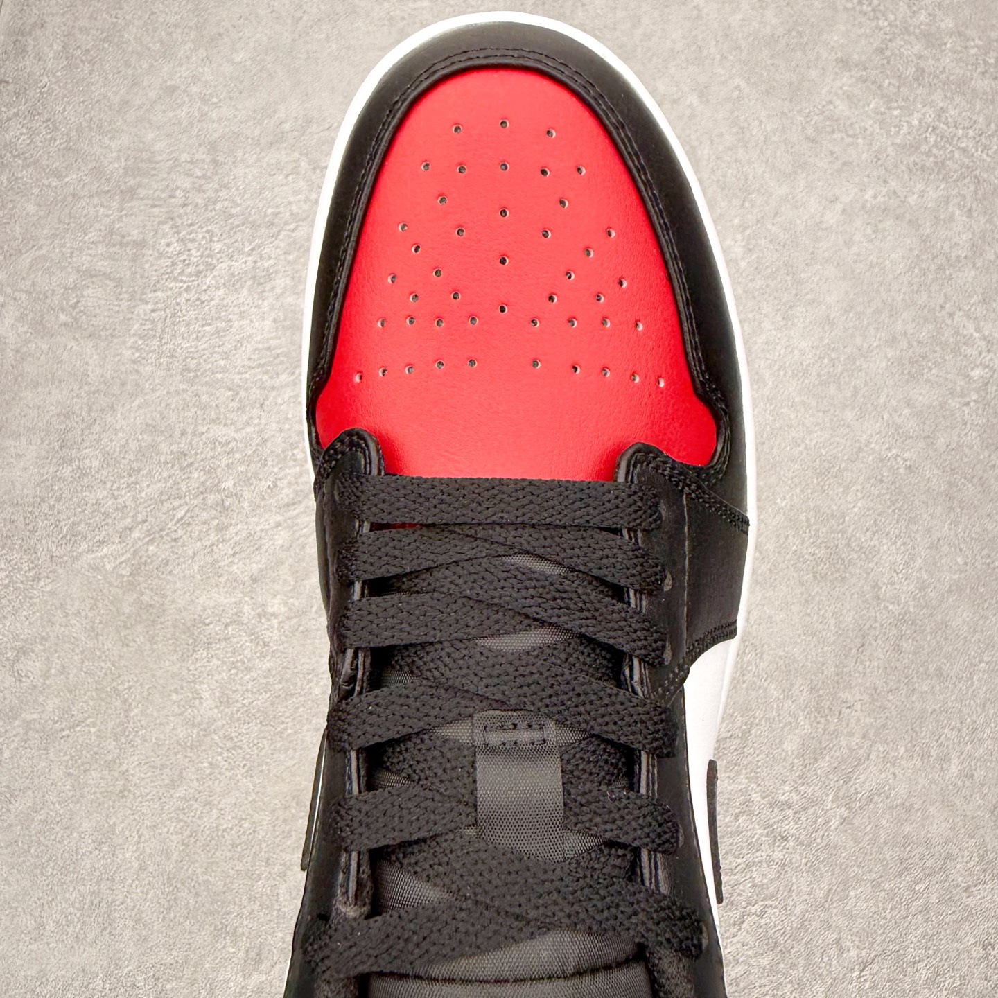 图片[4]-＃小DT Air Jordan AJ1 Low 低帮系列 全新流水线出品 超强性价比 DT版本平替选择 市场第二梯队 全部原鞋开发 原楦原纸板开发 全鞋电脑针车 原厂内置全掌气垫 原盒内在原标 唯一Zp原版鞋带绑法 免检产品 全新2022版型 全头层皮料 完美零毛边处理 原厂配置全掌气垫 价格定位良心 几十个配色陆续出货 实拍调校N版已经零色差零失真 百分百还原实物色彩所见即所得 不存在货不对板色差等低级问题 选购参考实物拍摄 不混卖不参货 只用心做好货严格选品 承诺混一赔十 尺码：36 36.5 37.5 38 38.5 39 40 40.5 41 42 42.5 43 44 44.5 45 46-选品中心