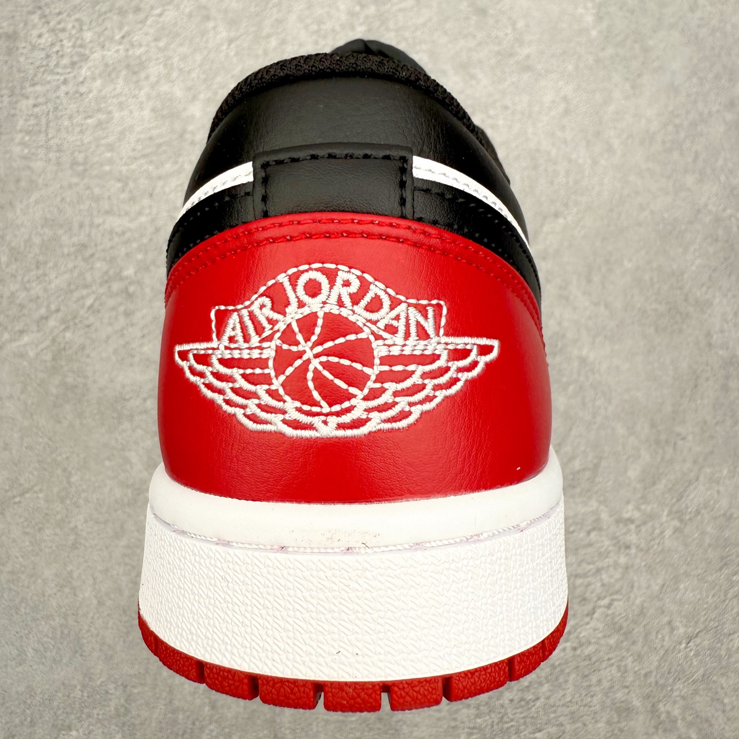 图片[8]-＃小DT Air Jordan AJ1 Low 低帮系列 全新流水线出品 超强性价比 DT版本平替选择 市场第二梯队 全部原鞋开发 原楦原纸板开发 全鞋电脑针车 原厂内置全掌气垫 原盒内在原标 唯一Zp原版鞋带绑法 免检产品 全新2022版型 全头层皮料 完美零毛边处理 原厂配置全掌气垫 价格定位良心 几十个配色陆续出货 实拍调校N版已经零色差零失真 百分百还原实物色彩所见即所得 不存在货不对板色差等低级问题 选购参考实物拍摄 不混卖不参货 只用心做好货严格选品 承诺混一赔十 尺码：36 36.5 37.5 38 38.5 39 40 40.5 41 42 42.5 43 44 44.5 45 46-选品中心