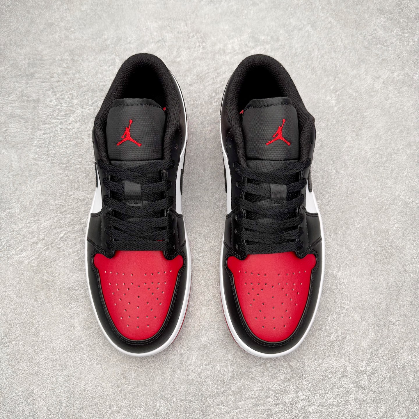 图片[2]-＃小DT Air Jordan AJ1 Low 低帮系列 全新流水线出品 超强性价比 DT版本平替选择 市场第二梯队 全部原鞋开发 原楦原纸板开发 全鞋电脑针车 原厂内置全掌气垫 原盒内在原标 唯一Zp原版鞋带绑法 免检产品 全新2022版型 全头层皮料 完美零毛边处理 原厂配置全掌气垫 价格定位良心 几十个配色陆续出货 实拍调校N版已经零色差零失真 百分百还原实物色彩所见即所得 不存在货不对板色差等低级问题 选购参考实物拍摄 不混卖不参货 只用心做好货严格选品 承诺混一赔十 尺码：36 36.5 37.5 38 38.5 39 40 40.5 41 42 42.5 43 44 44.5 45 46-选品中心