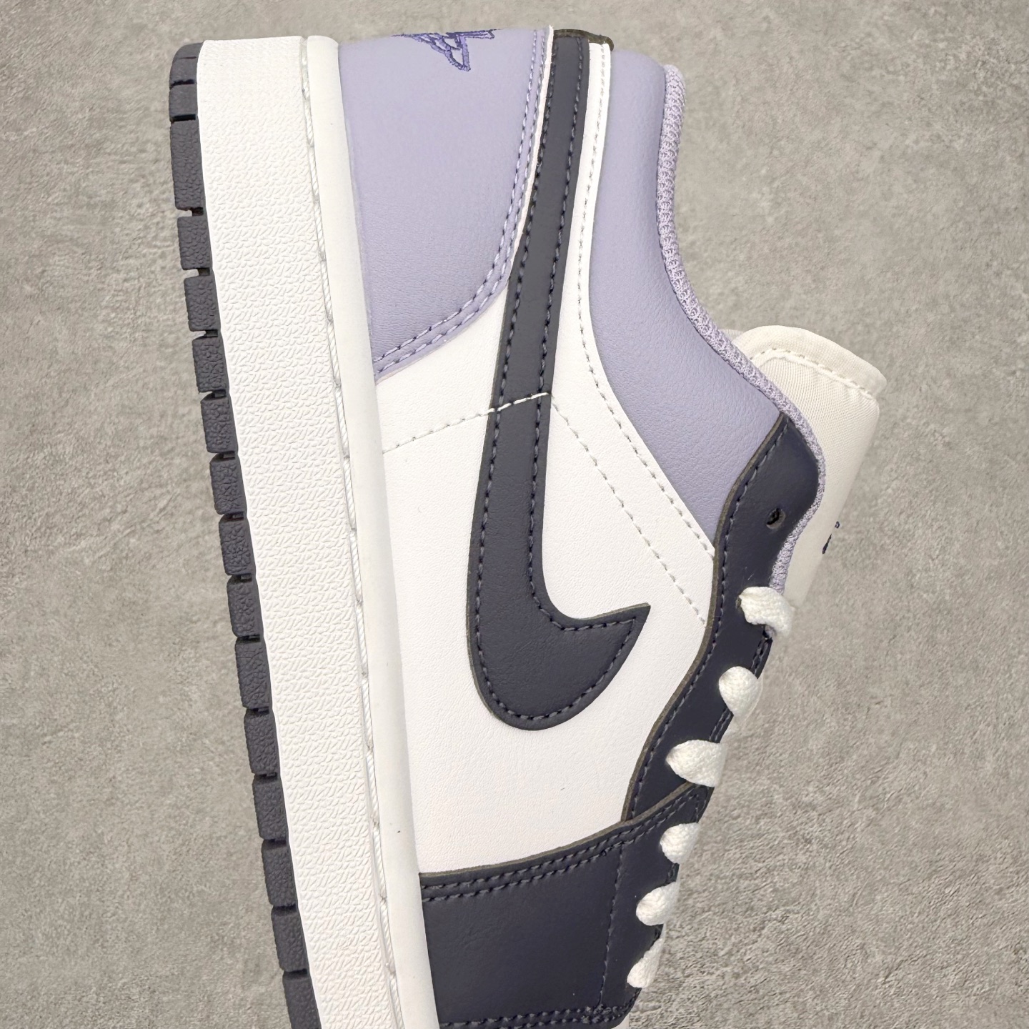 图片[6]-＃小DT Air Jordan AJ1 Low 低帮系列 全新流水线出品 超强性价比 DT版本平替选择 市场第二梯队 全部原鞋开发 原楦原纸板开发 全鞋电脑针车 原厂内置全掌气垫 原盒内在原标 唯一Zp原版鞋带绑法 免检产品 全新2022版型 全头层皮料 完美零毛边处理 原厂配置全掌气垫 价格定位良心 几十个配色陆续出货 实拍调校N版已经零色差零失真 百分百还原实物色彩所见即所得 不存在货不对板色差等低级问题 选购参考实物拍摄 不混卖不参货 只用心做好货严格选品 承诺混一赔十 尺码：36 36.5 37.5 38 38.5 39 40 40.5 41 42 42.5 43 44 44.5 45 46-选品中心