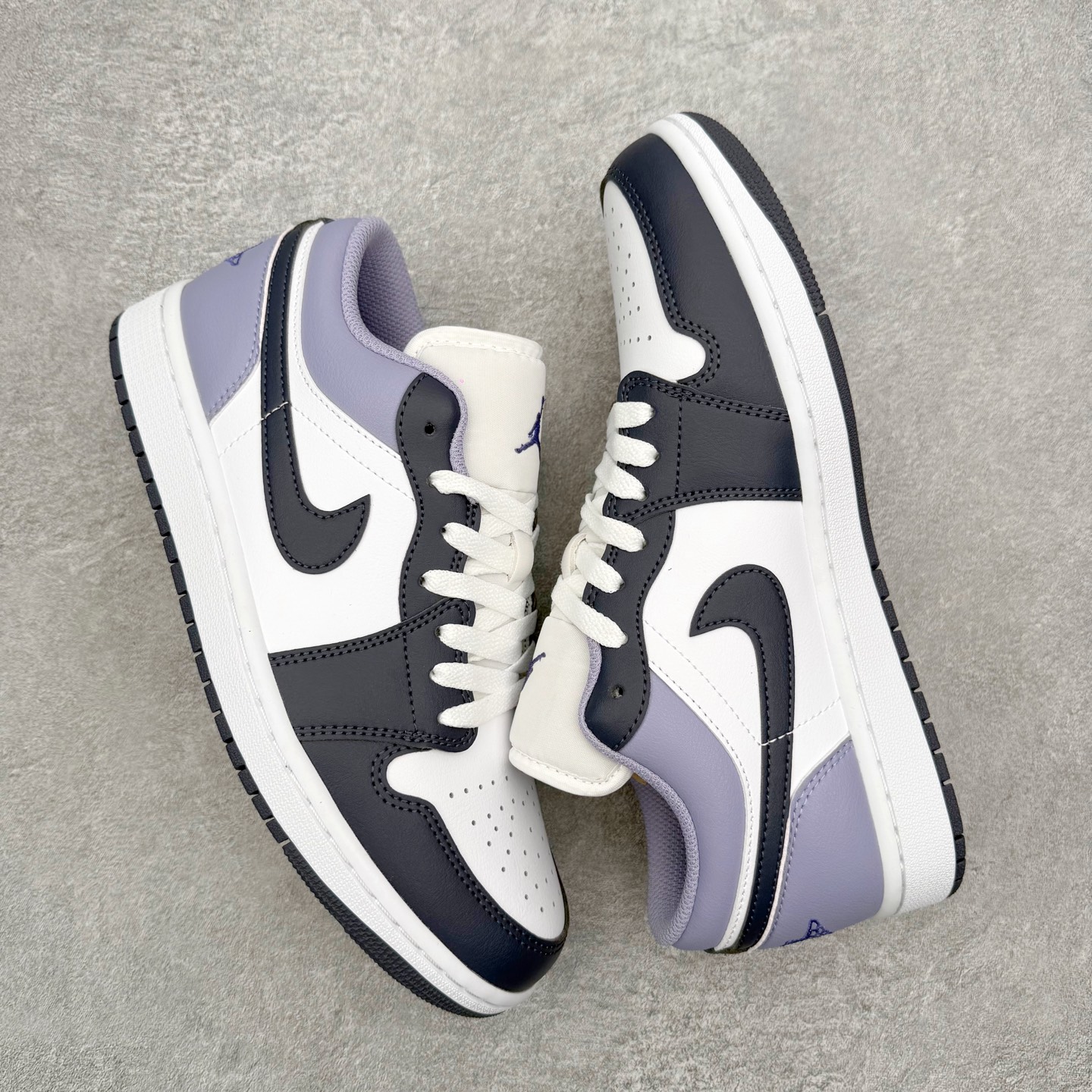 图片[3]-＃小DT Air Jordan AJ1 Low 低帮系列 全新流水线出品 超强性价比 DT版本平替选择 市场第二梯队 全部原鞋开发 原楦原纸板开发 全鞋电脑针车 原厂内置全掌气垫 原盒内在原标 唯一Zp原版鞋带绑法 免检产品 全新2022版型 全头层皮料 完美零毛边处理 原厂配置全掌气垫 价格定位良心 几十个配色陆续出货 实拍调校N版已经零色差零失真 百分百还原实物色彩所见即所得 不存在货不对板色差等低级问题 选购参考实物拍摄 不混卖不参货 只用心做好货严格选品 承诺混一赔十 尺码：36 36.5 37.5 38 38.5 39 40 40.5 41 42 42.5 43 44 44.5 45 46-选品中心