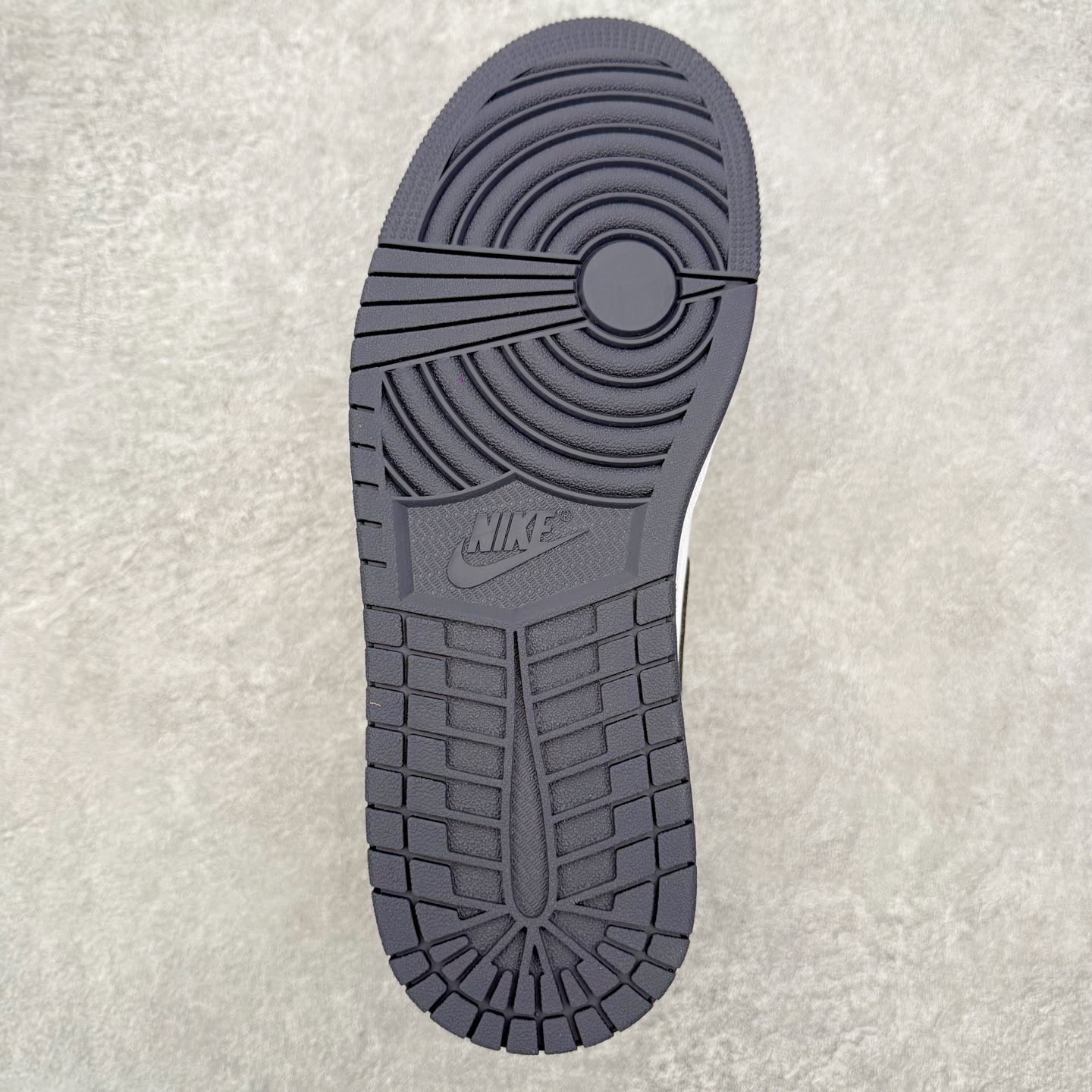 图片[9]-＃小DT Air Jordan AJ1 Low 低帮系列 全新流水线出品 超强性价比 DT版本平替选择 市场第二梯队 全部原鞋开发 原楦原纸板开发 全鞋电脑针车 原厂内置全掌气垫 原盒内在原标 唯一Zp原版鞋带绑法 免检产品 全新2022版型 全头层皮料 完美零毛边处理 原厂配置全掌气垫 价格定位良心 几十个配色陆续出货 实拍调校N版已经零色差零失真 百分百还原实物色彩所见即所得 不存在货不对板色差等低级问题 选购参考实物拍摄 不混卖不参货 只用心做好货严格选品 承诺混一赔十 尺码：36 36.5 37.5 38 38.5 39 40 40.5 41 42 42.5 43 44 44.5 45 46-选品中心